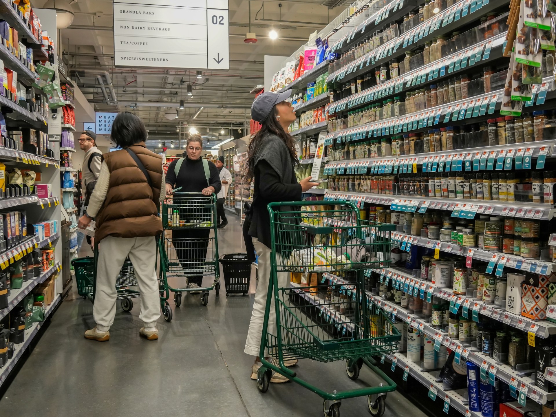 الأعلى منذ 25 عاما.. 55% من الأمريكيين يواجهون تدهورا بأوضاعهم المعيشية