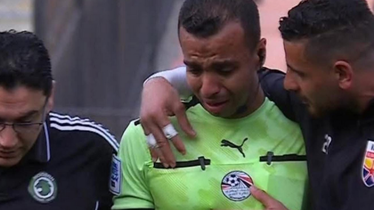 غادر الملعب باكيا.. الاتحاد المصري يعلن تفاصيل إصابة الحكم مصطفى الشهدي