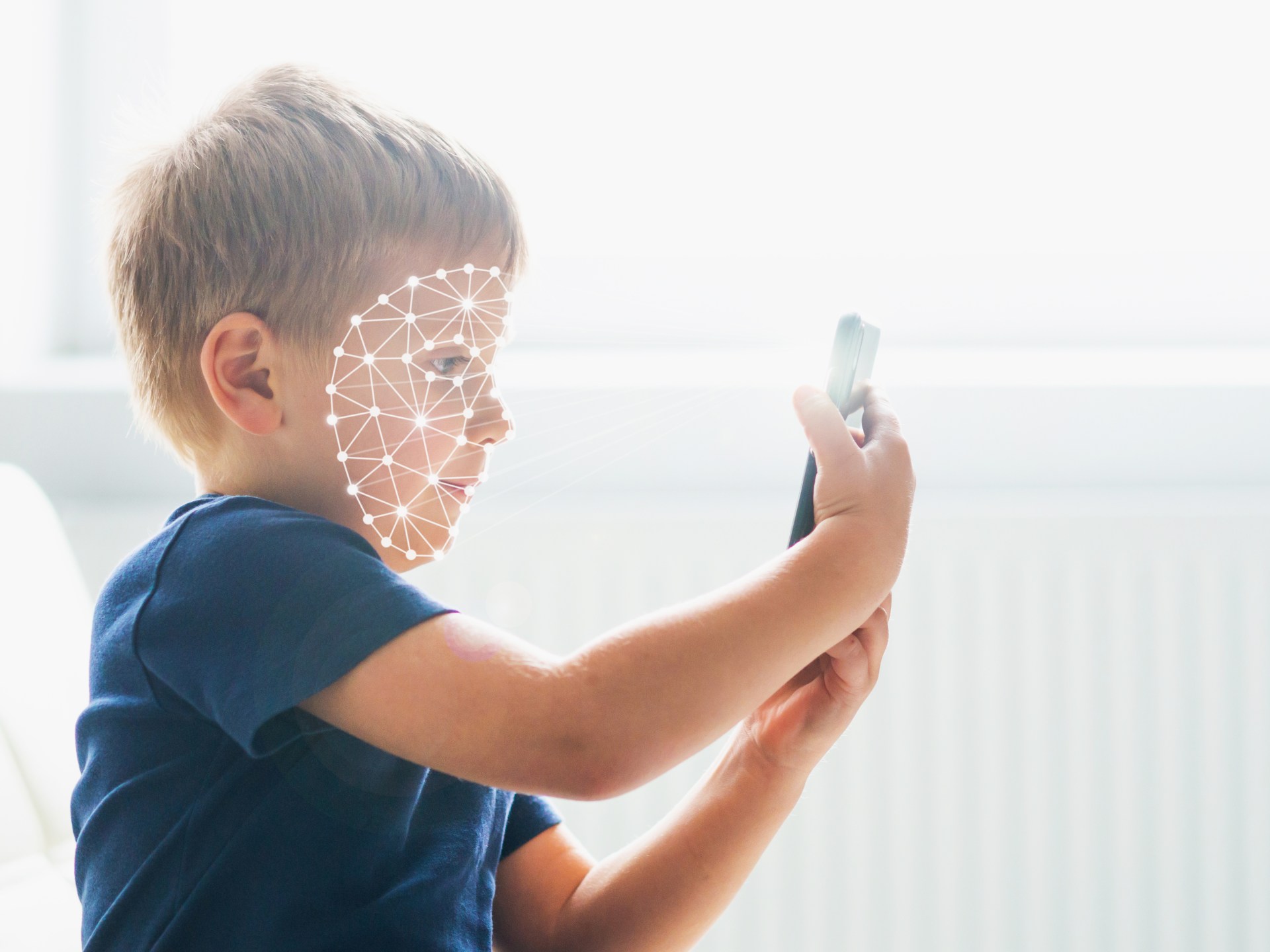 البصمة الرقمية للأطفال.. هل يرتكب الآباء خطأً بنشر صور أبنائهم؟