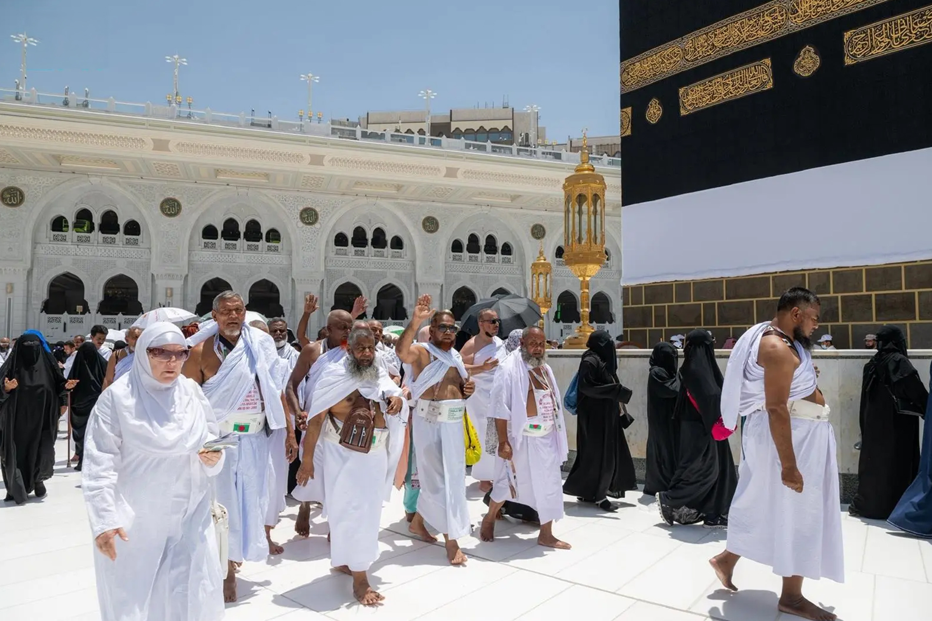 طلائع الحجاج تصل إلى مكة المكرمة.. استعدادات مكثفة لموسم 1447هـ