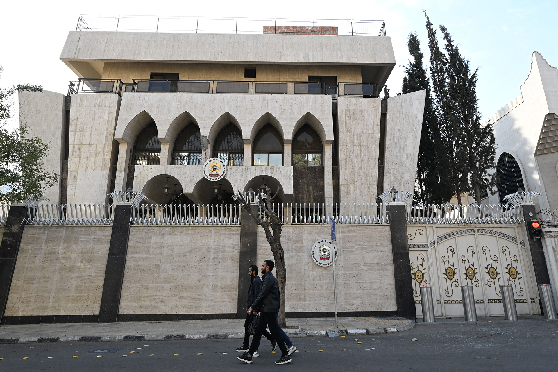 الإمارات تدين مهاجمة سفارتها بدمشق وسوريا ترفض الإساءة للدول