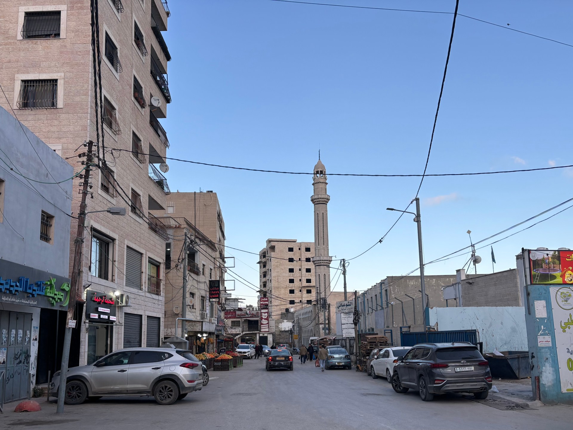 جولة بمخيم قلنديا.. الجنود يأتون للاعتداء والاعتقال وقطع الأرزاق