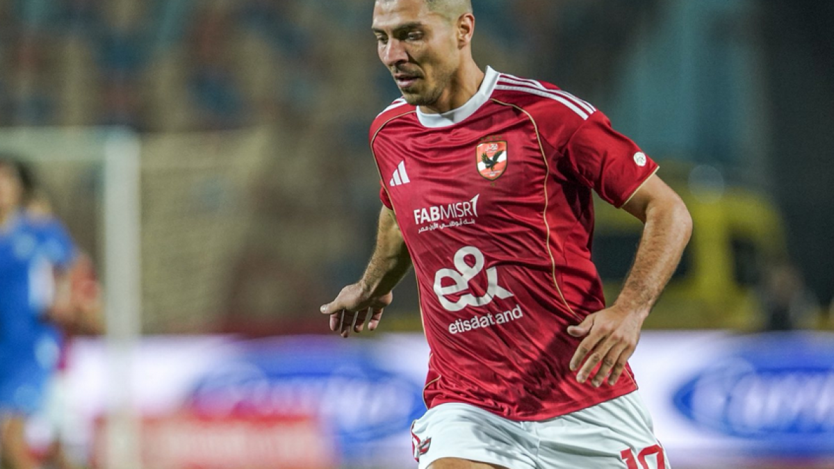 "مقصية" مهاجم الأهلي المصري تثير عاصفة من السخرية (فيديو)