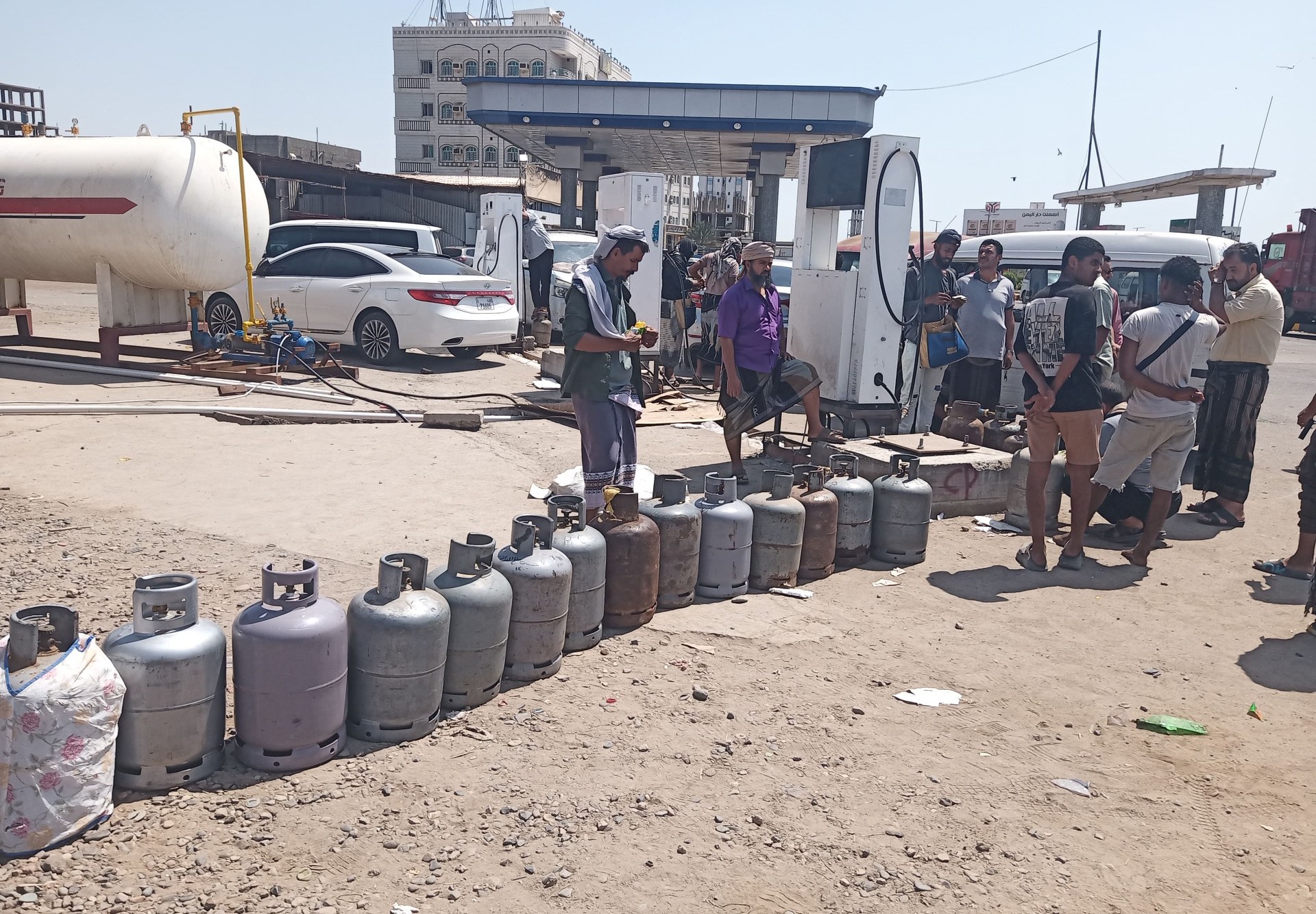 عدن.. طوابير لا تنتهي ورحلة شاقة خلف أسطوانة الغاز
