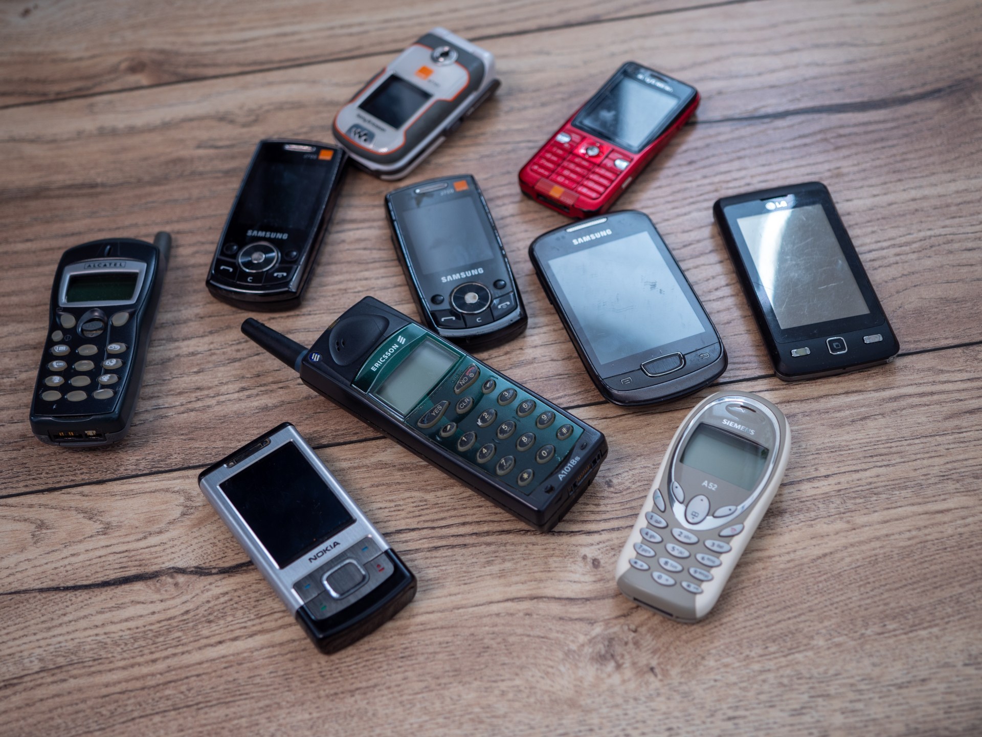 نمو سوق الهواتف "غير الذكية".. اعتزال للإنترنت أم رهبة من رقابة البيانات؟