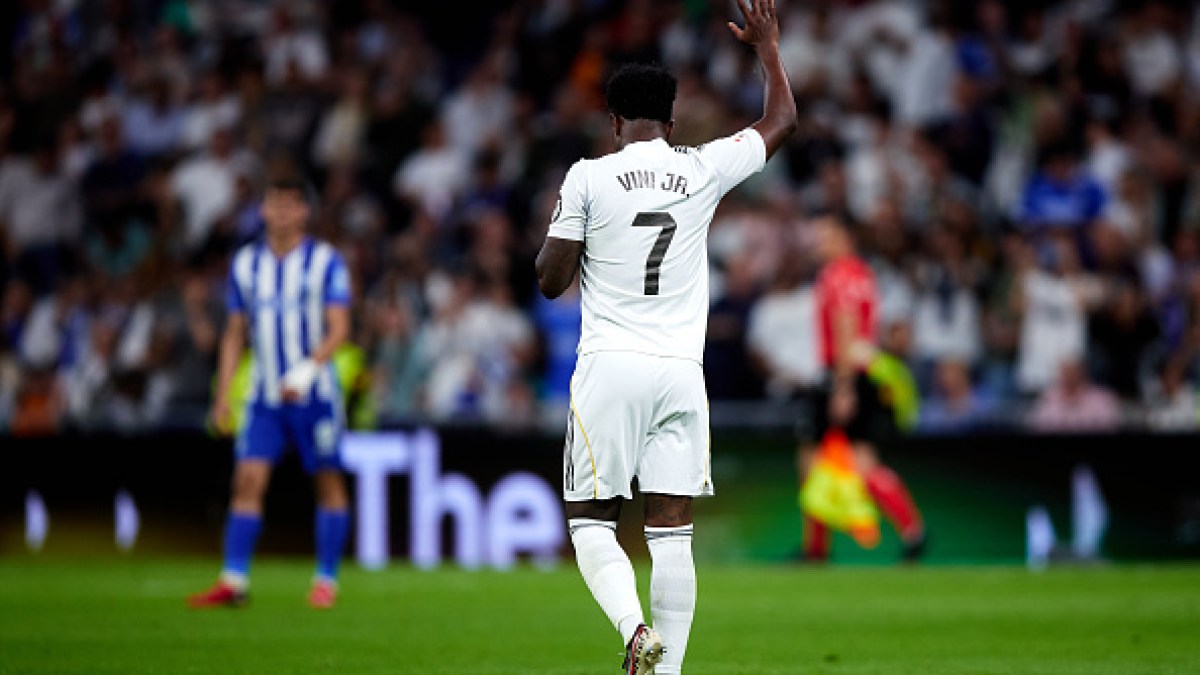 شاهد.. هكذا ردت جماهير ريال مدريد على إشارة فينيسيوس جونيور بيده في البرنابيو