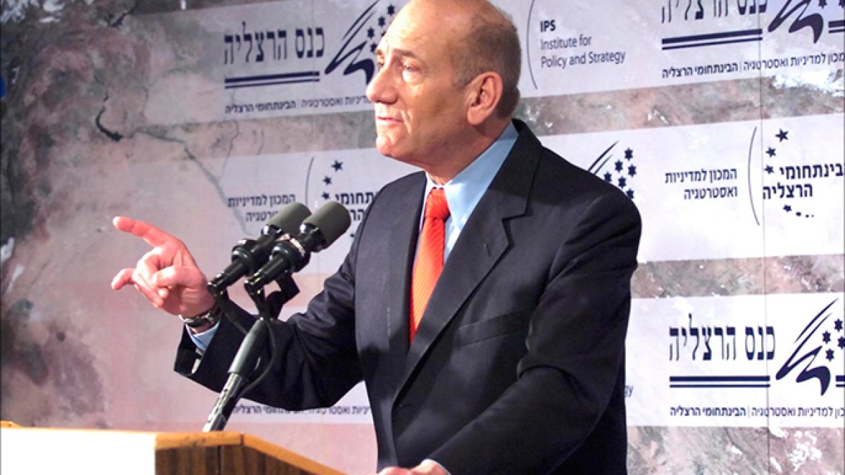 أولمرت يتهم إسرائيل بارتكاب جرائم ضد الإنسانية بالضفة