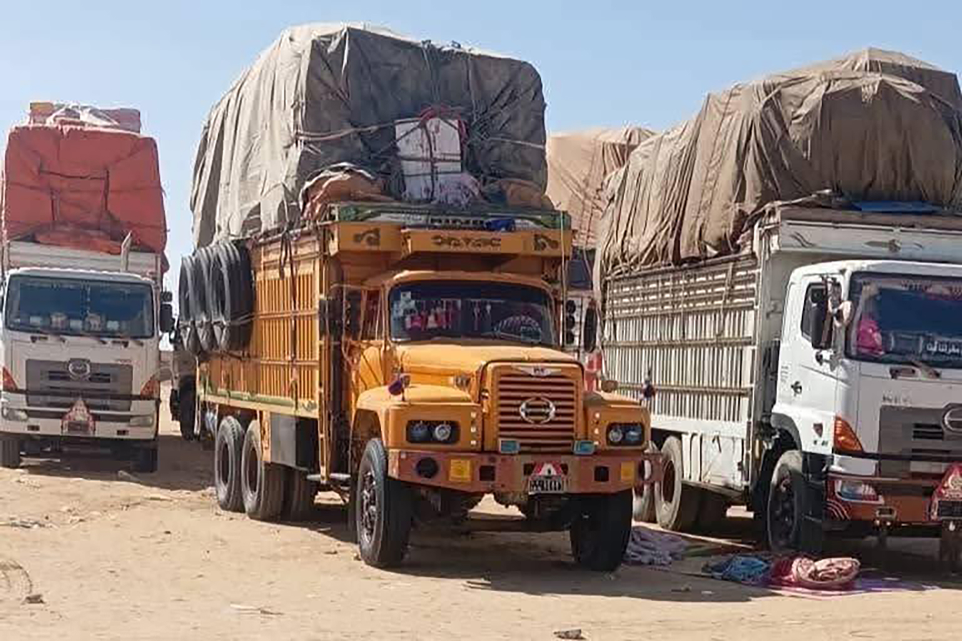 يدفعون الإتاوات وينامون في العراء.. سائقو دارفور في مرمى نقاط تفتيش الدعم السريع