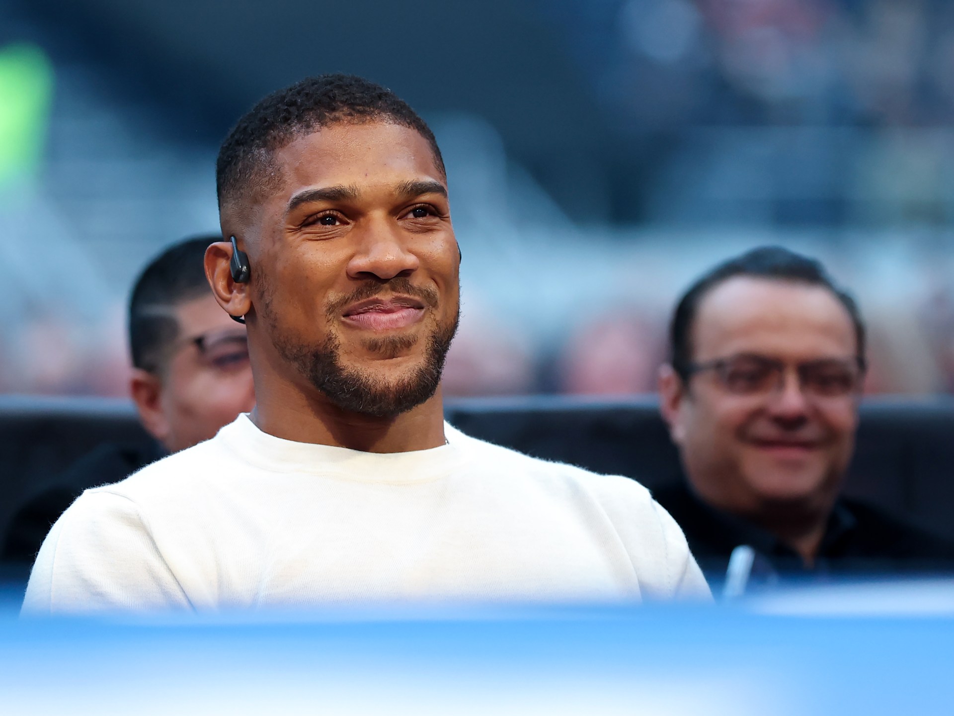 جوشوا يعلن عودته للملاكمة بعد نجاته من حادث سير