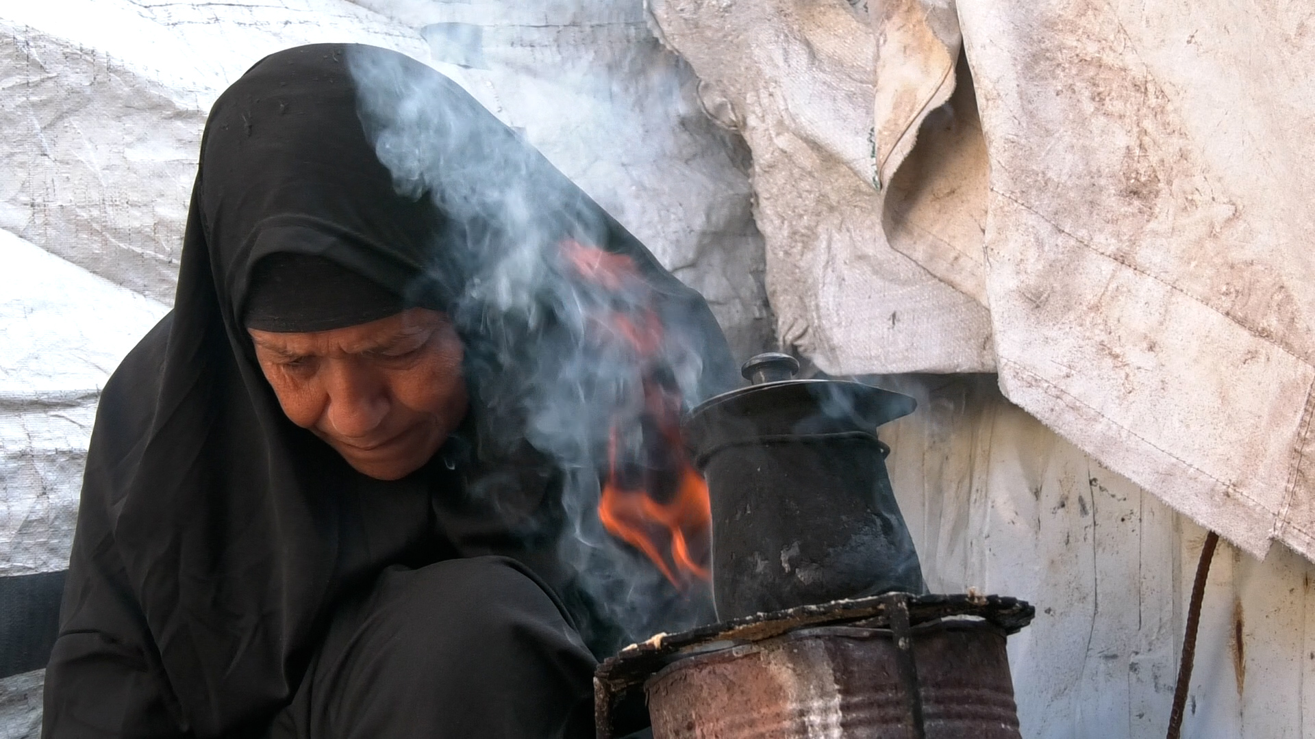بالصور.. محارق الكرامة ملاذ الغزيين في غياب الغاز والوقود