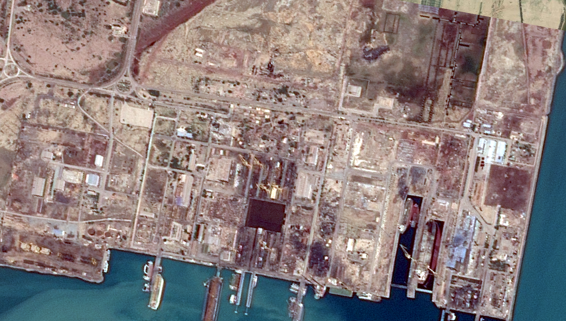 صور فضائية تكشف دمارا في مجمع "إيزويكو" وتسربا نفطيا قرب بندر عباس