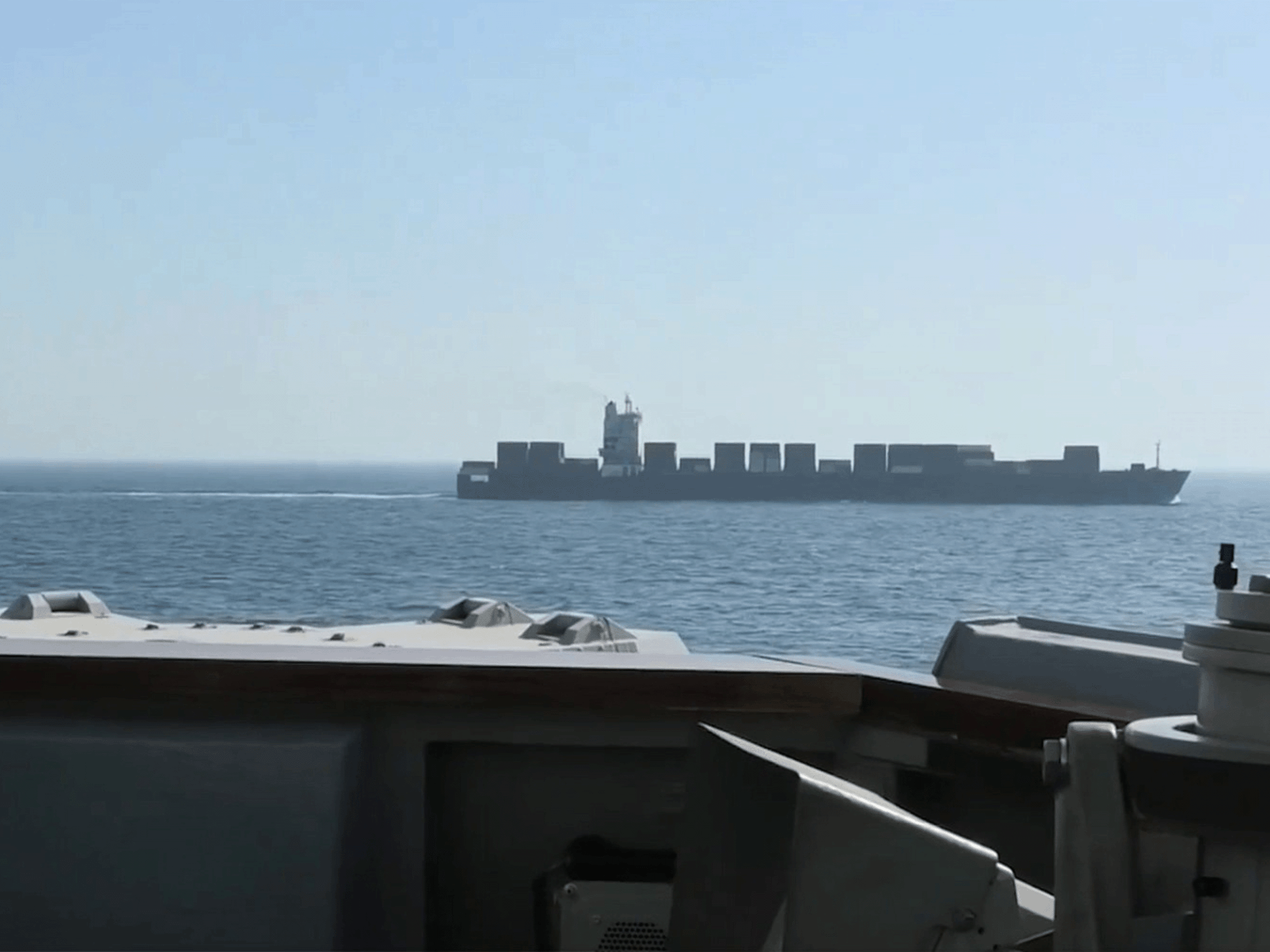 ترمب يعلن مهاجمة سفينة شحن إيرانية بخليج عُمان وطهران تتوعد بالرد