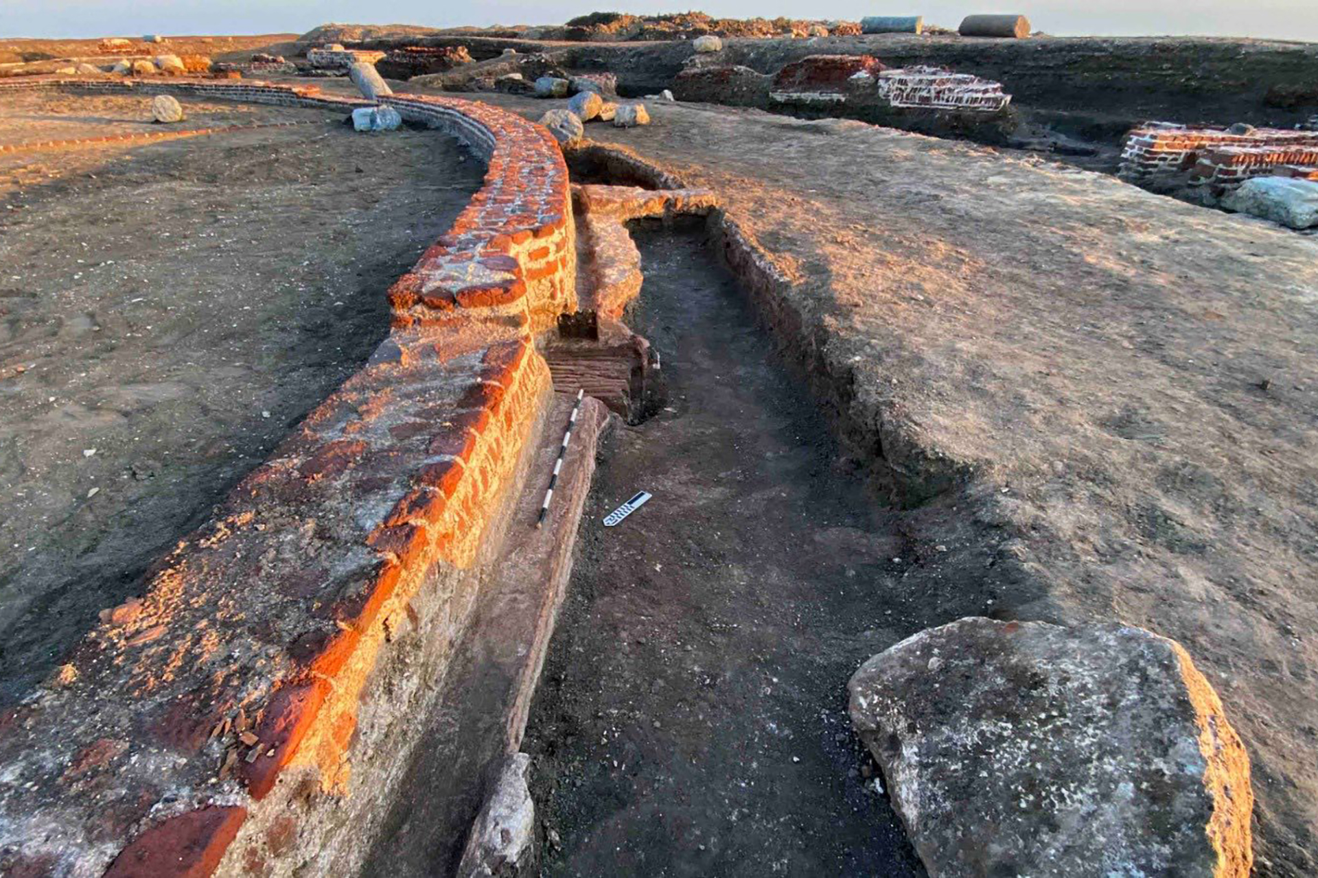 سر مدفون بـ"تل الفرما".. اكتشاف معبد غامض يعيد كتابة تاريخ بلوزيوم في شمال سيناء