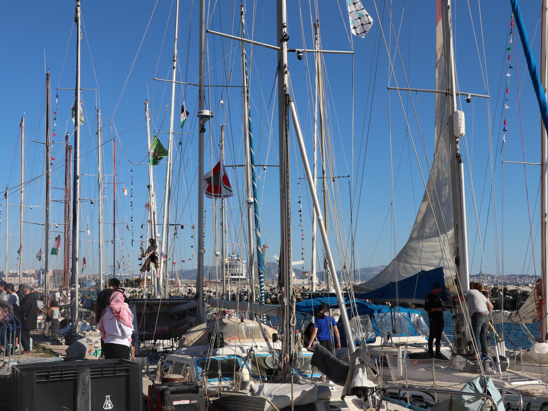 البحرية الإسرائيلية تبدأ السيطرة على سفن أسطول الصمود المتجه إلى غزة