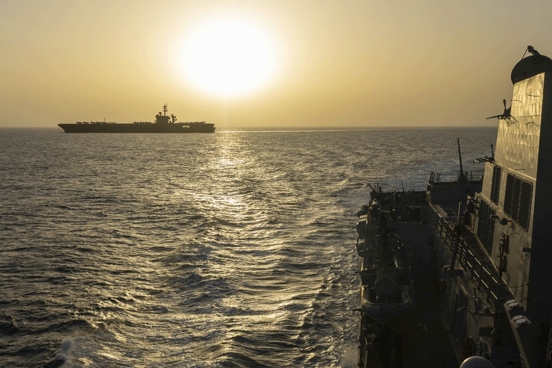 حاملة الطائرات لينكولن تعبر بحر العرب وإيران تدعو لمحاسبة أمريكا على الحصار