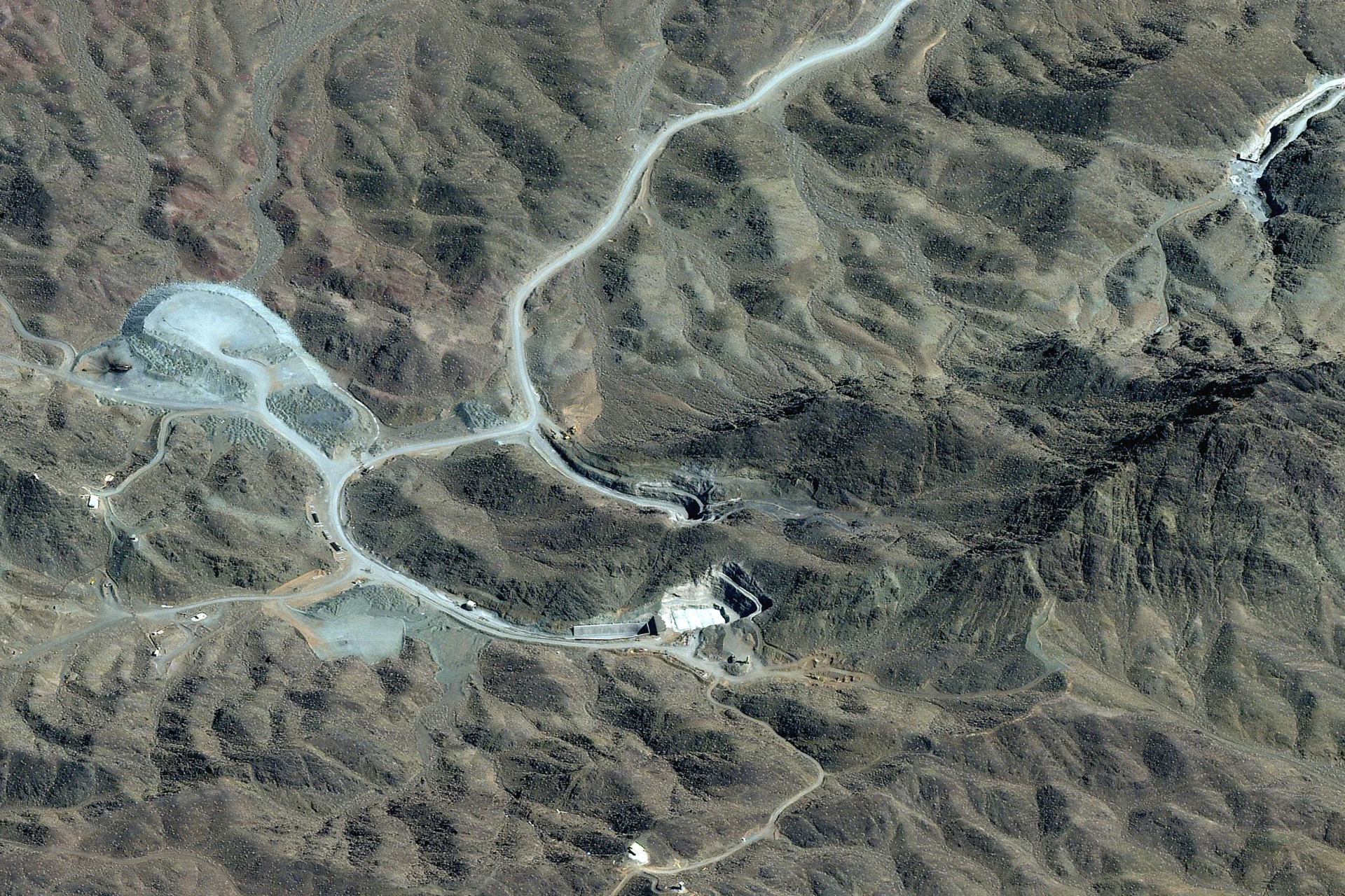 أعمق وأكبر وأشد تحصينا.. موقع جبل الفأس الإيراني يؤرق ترمب