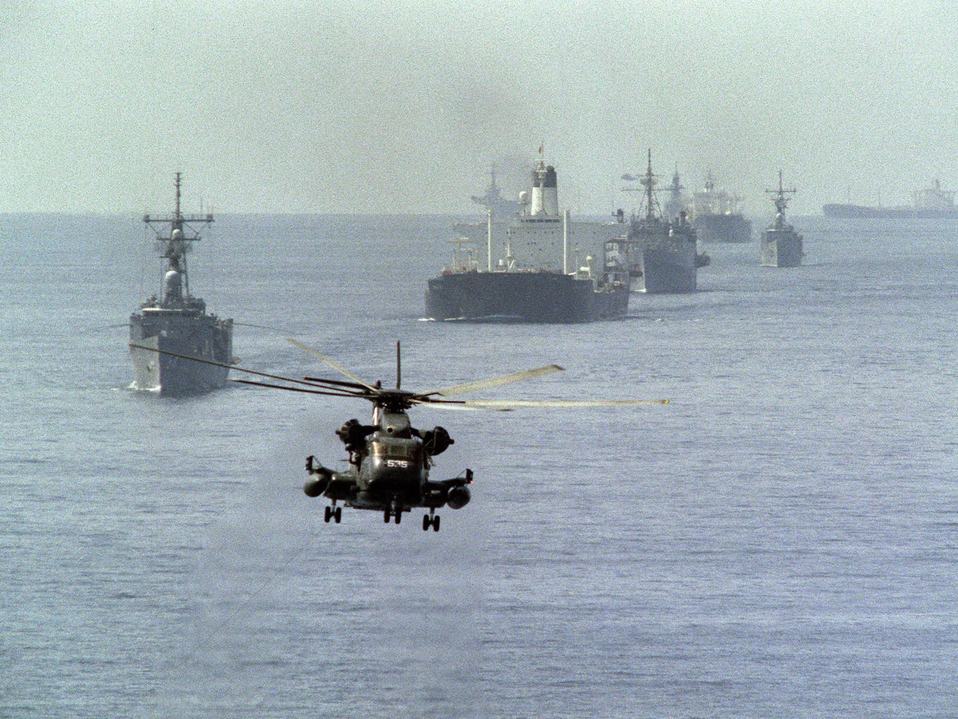 لماذا يعجز ترمب عن كسر قبضة إيران على مضيق هرمز؟