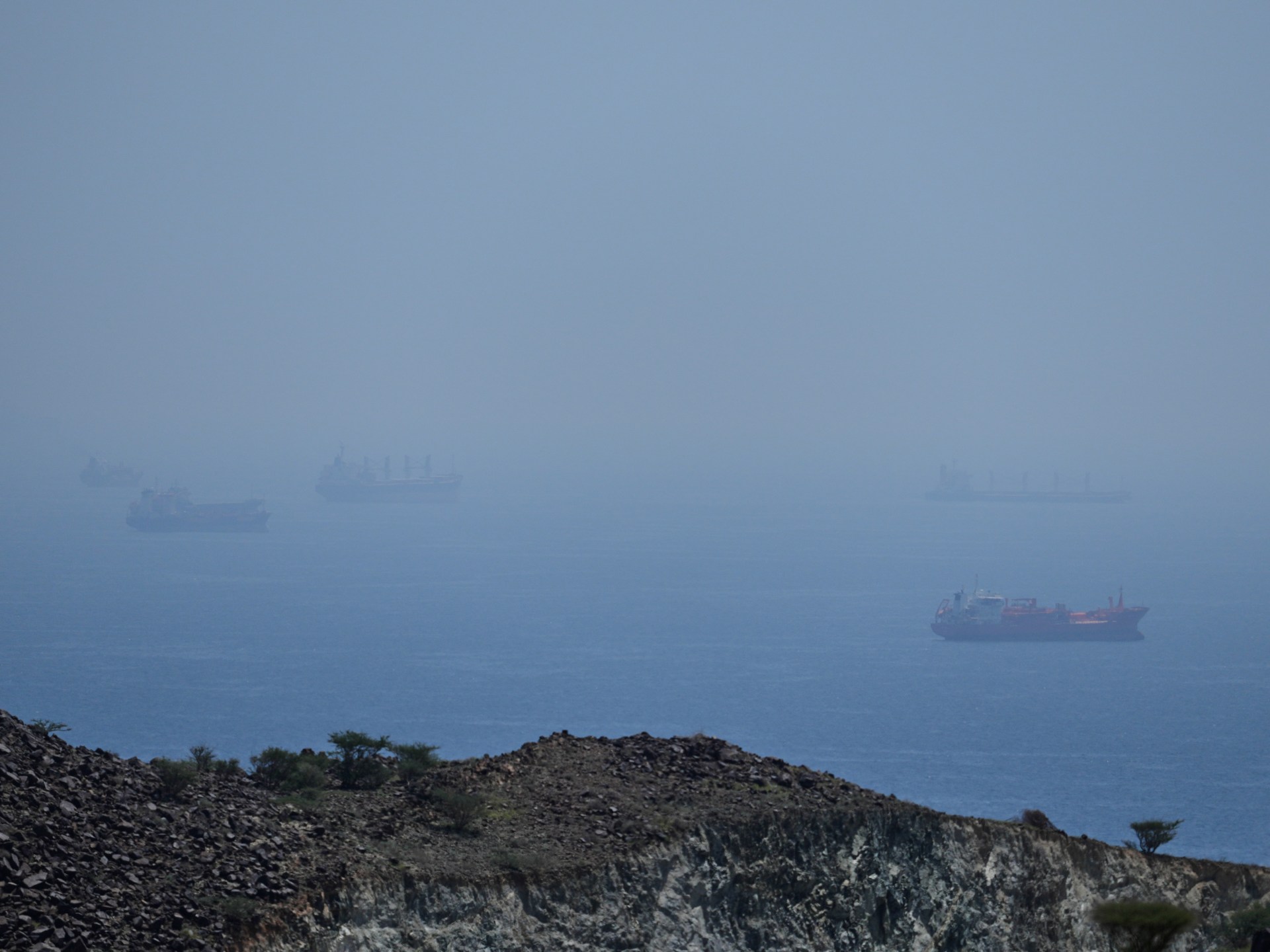 رويترز: السفن الآسيوية قد تعبر هرمز أولا والناقلات الغربية أكثر ترددا