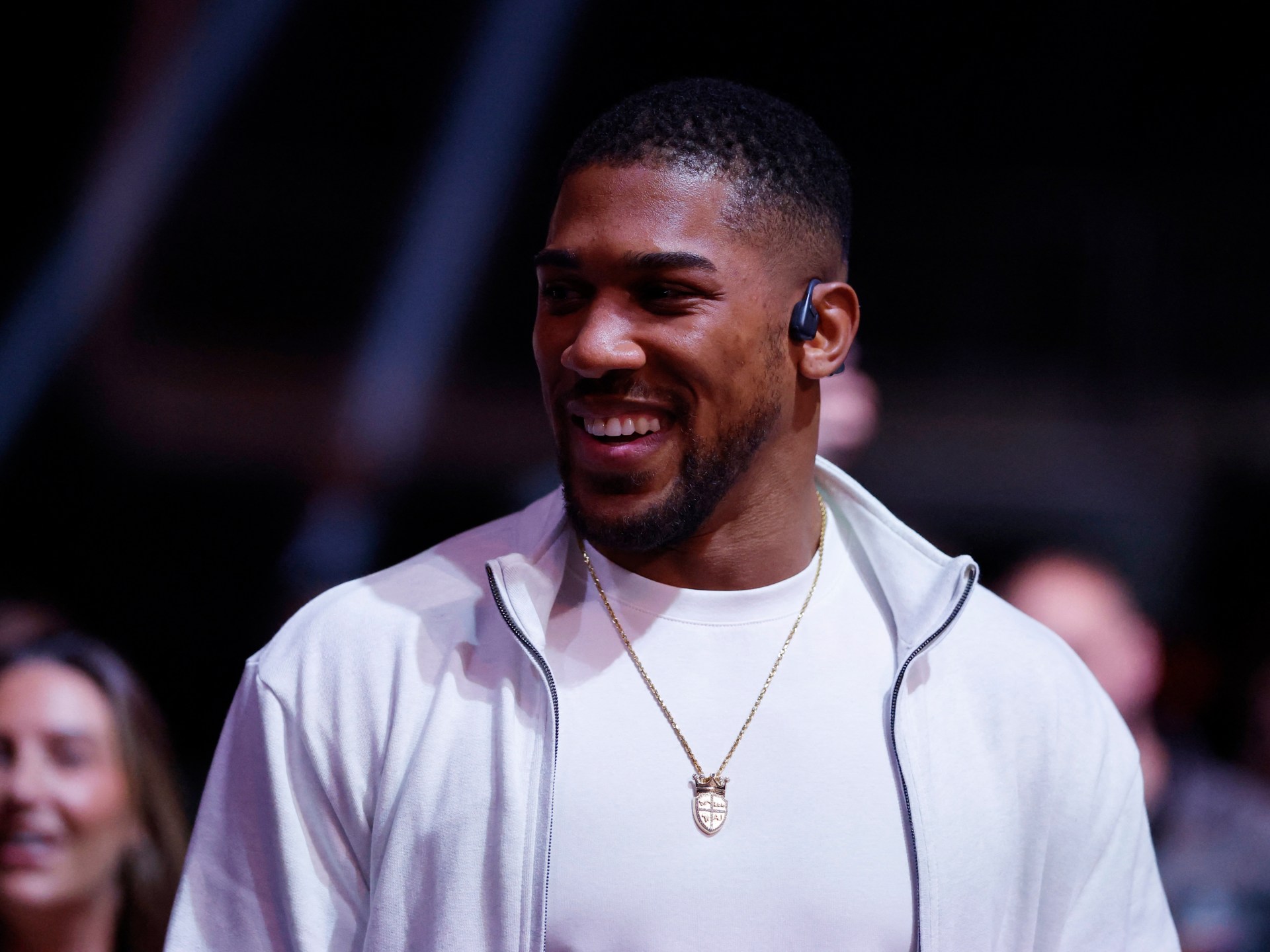 بالفيديو.. لقطة مثيرة في أول ظهور لجوشوا بعد نجاته من الموت