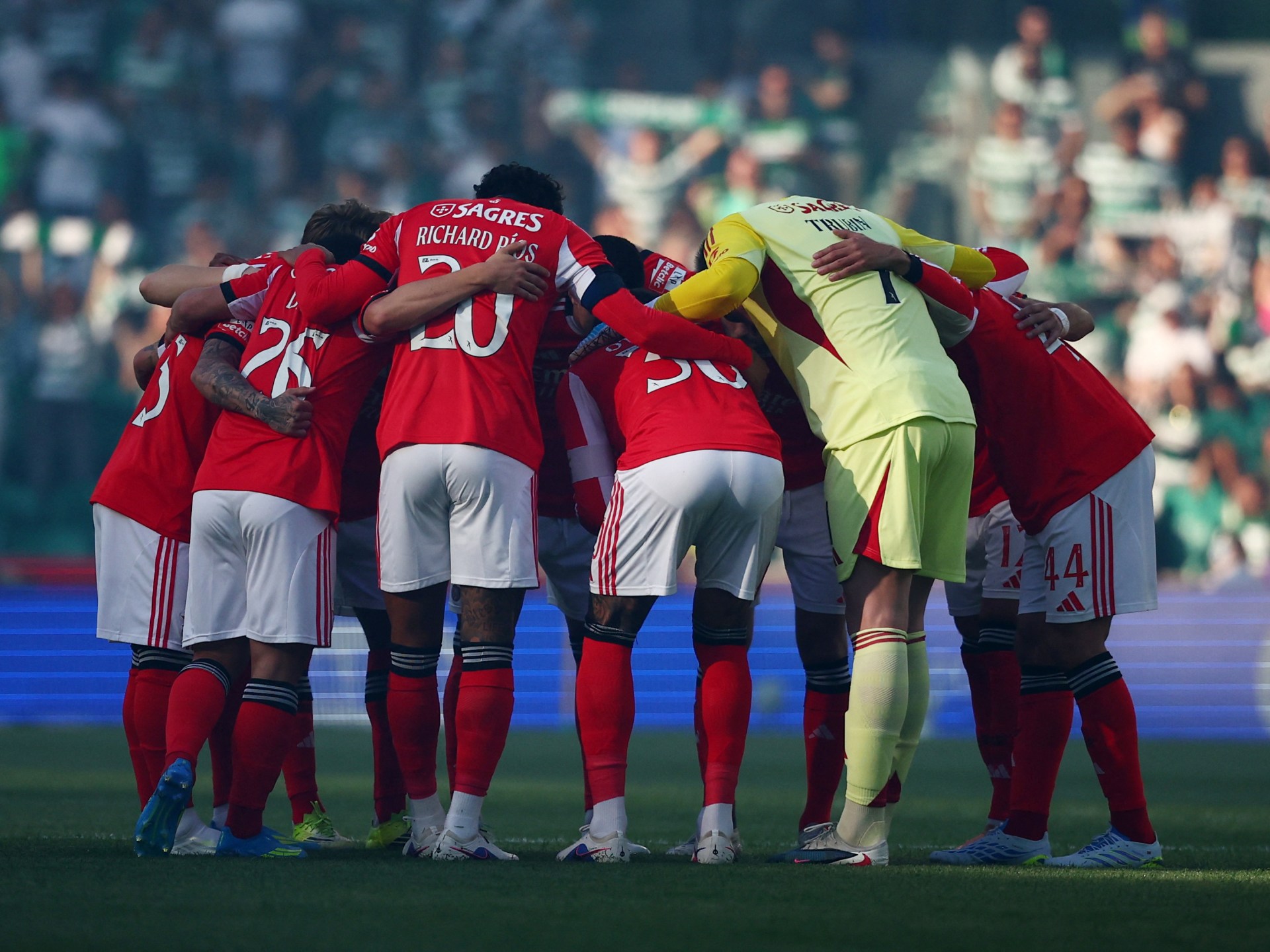 لغز مورينيو.. فريقان لم يخسرا في الدوريات الأوروبية منذ بداية الموسم