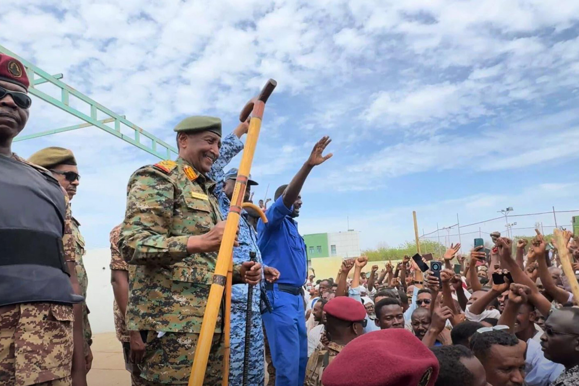 البرهان يلغي مناصب بالجيش ويُعيد تشكيل رئاسة الأركان
