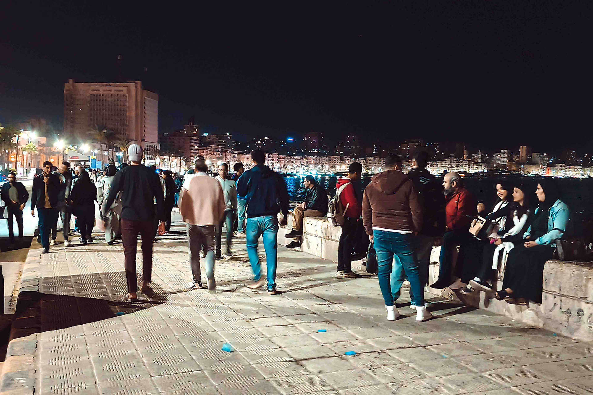 حياة على الرصيف.. كيف استرد الشارع المصري حق السهر من قبضة الإغلاق؟