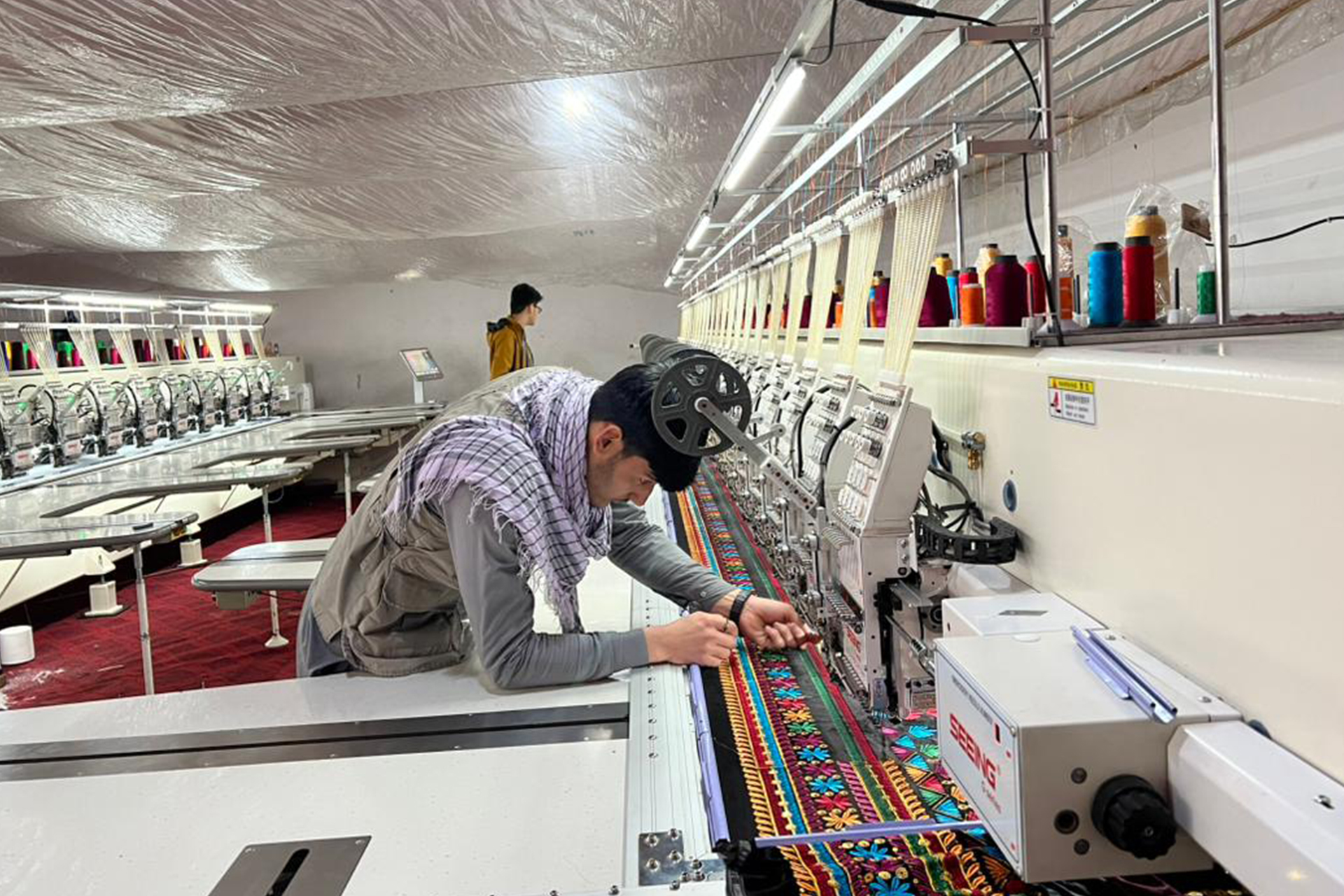 رغم المصاعب التشغيلية.. لاجئون عائدون لأفغانستان ينعشون مصانع كابل