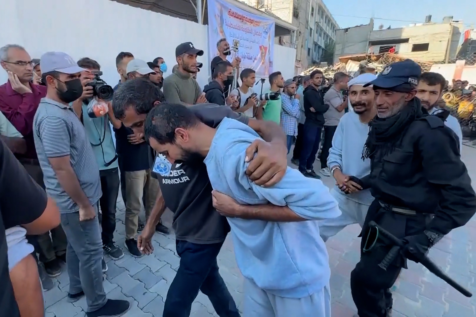 من الأغلال إلى الأطلال.. حرية "منقوصة" تصفع أسرى غزة المحررين