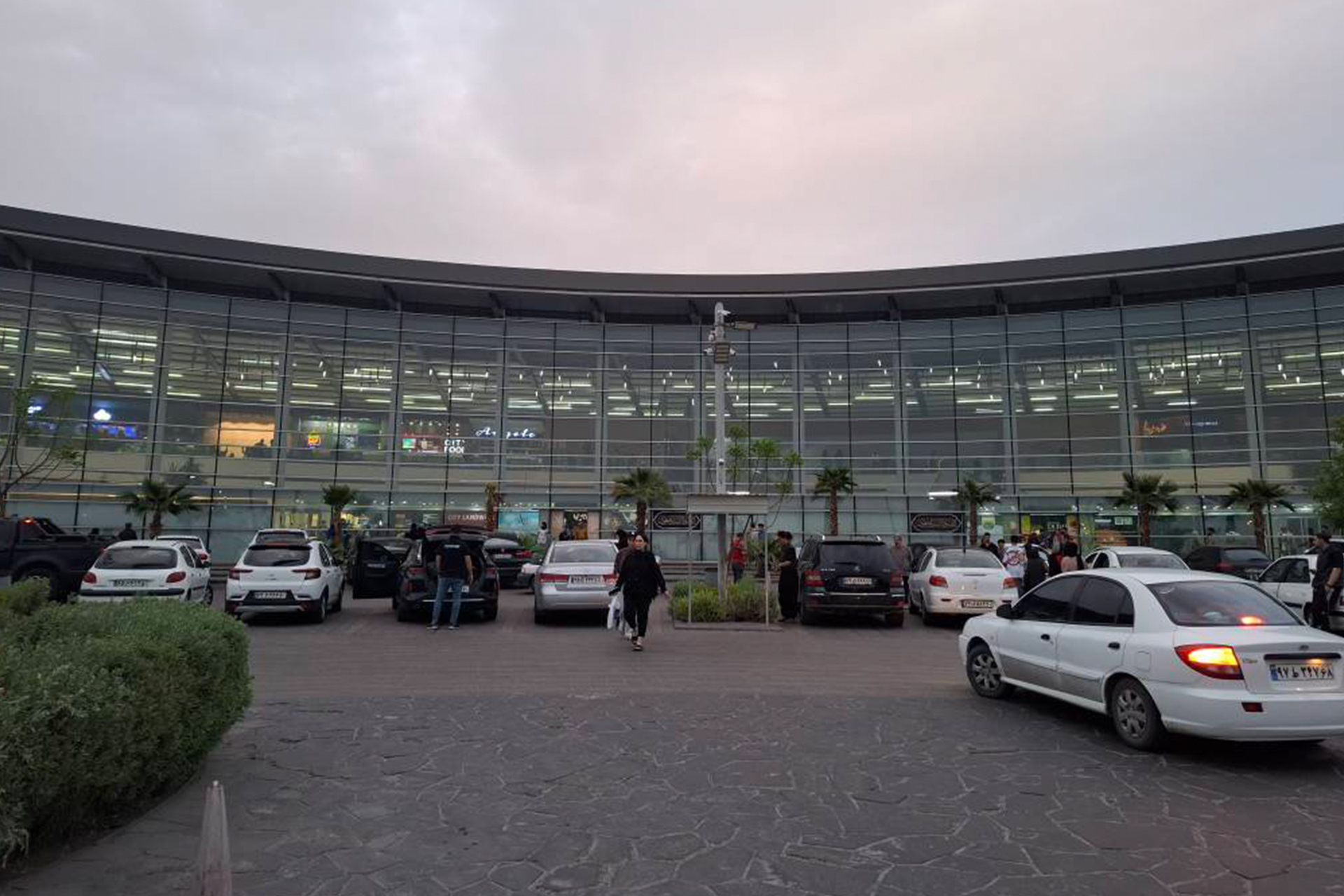 من الأهواز إلى قم فطهران.. مراسل الجزيرة نت يوثق كيف تسير الحياة