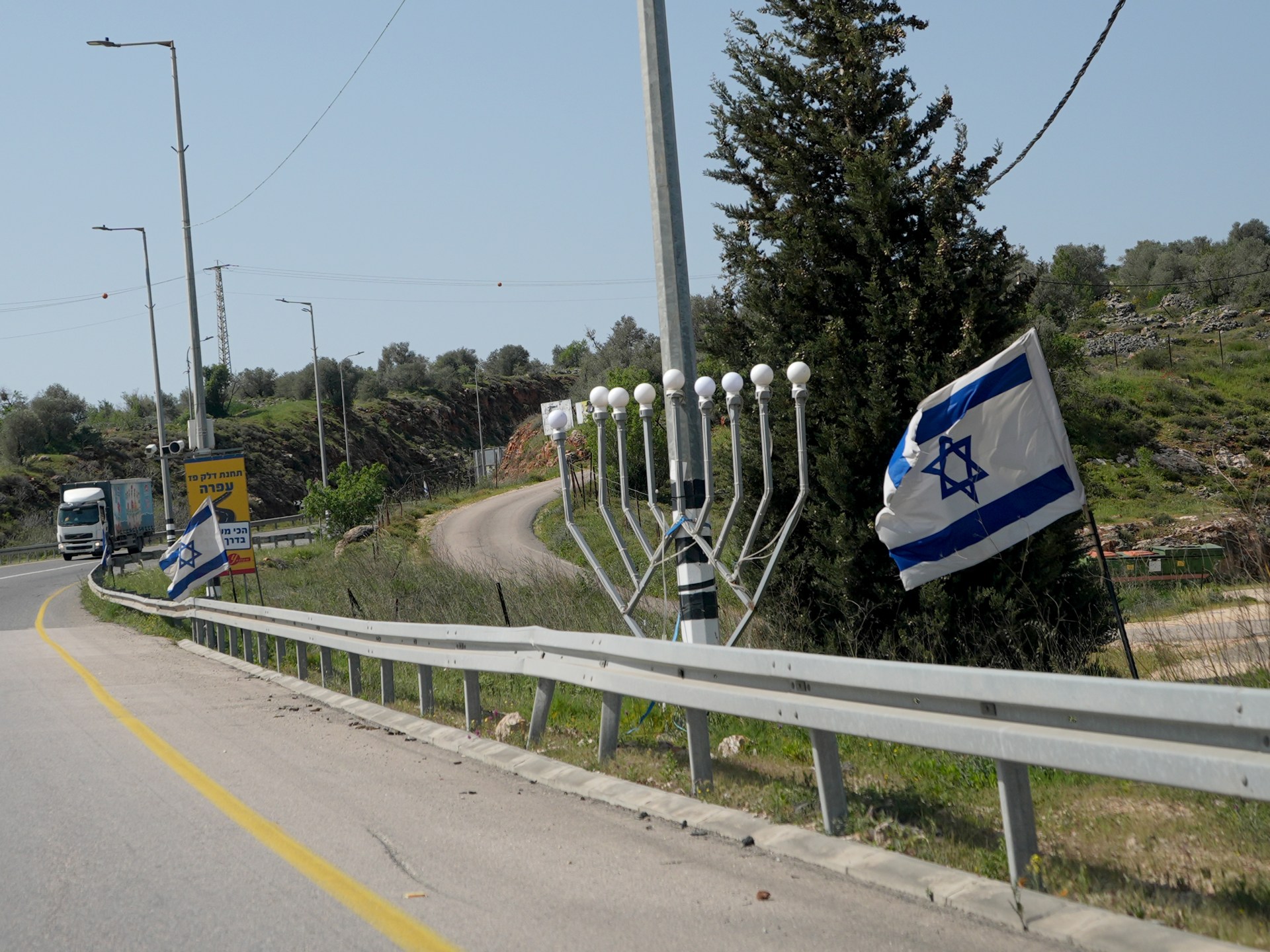 الاحتلال يفرض سيادة بصرية.. 300 علم ورمز ديني تعيد تشكيل هوية الضفة