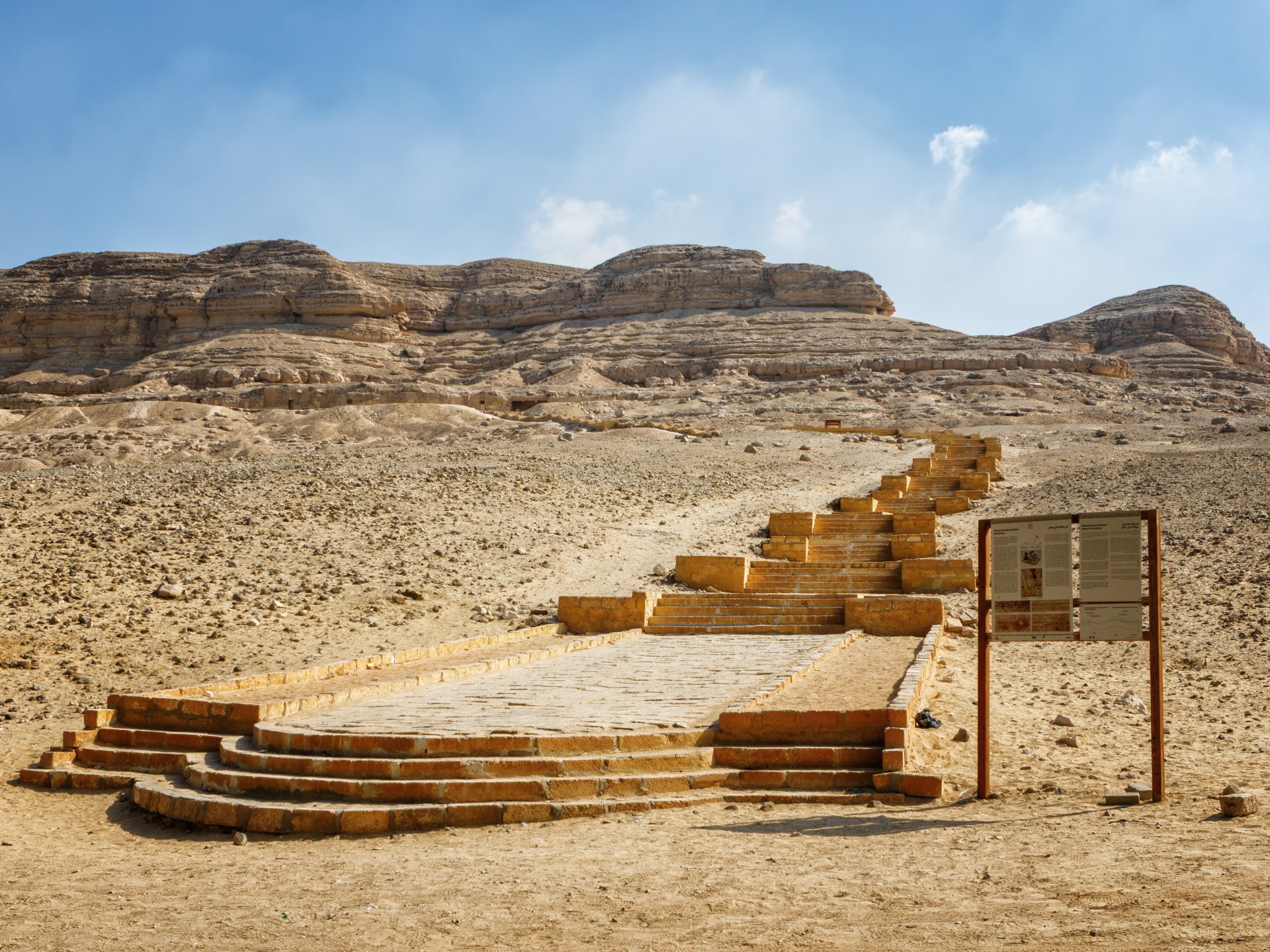 مقابر بني حسن.. حين نحت أمراء مصر القديمة سيرهم في بطن الجبل
