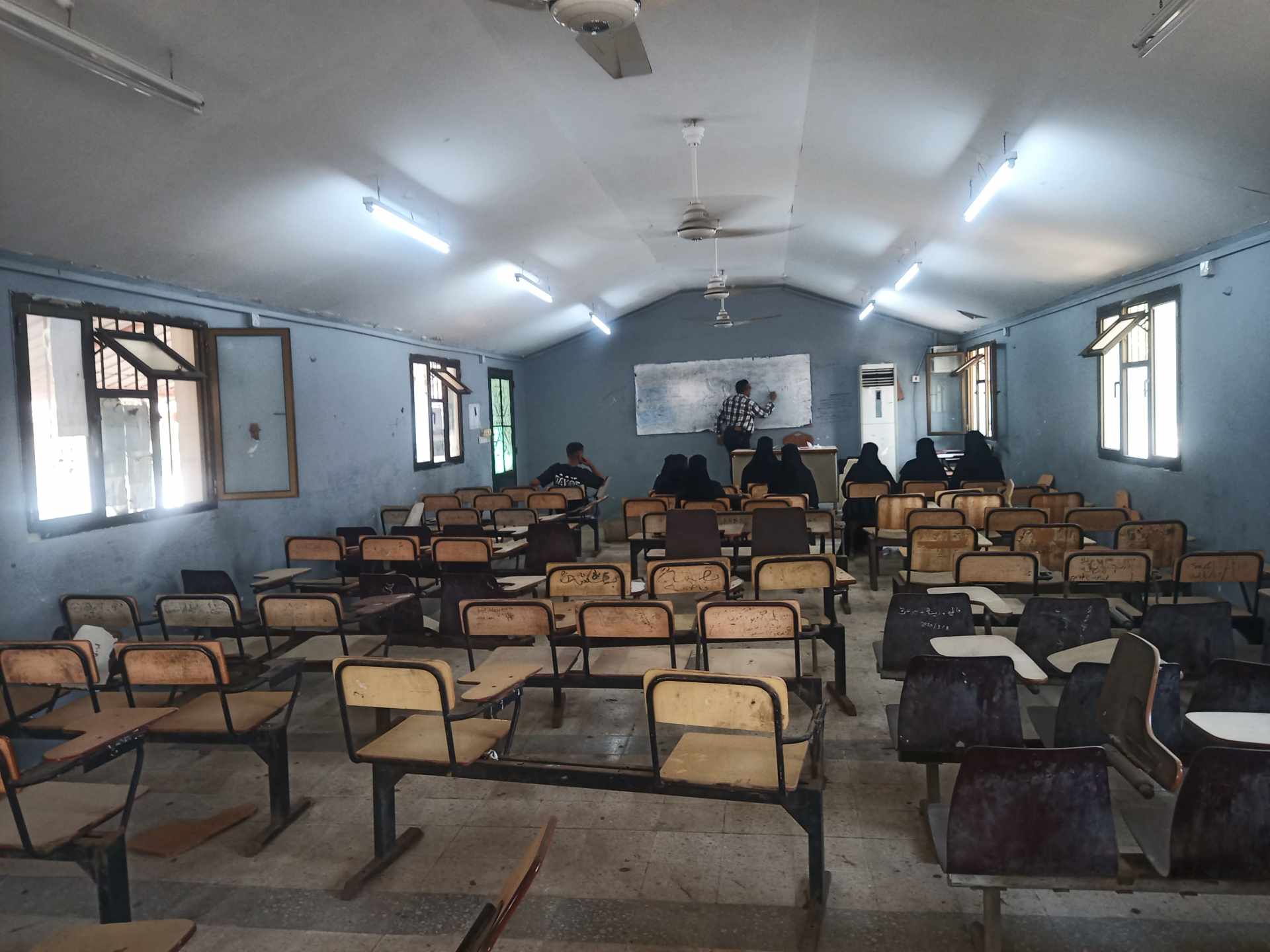 الشباب بسوق الخضروات.. جامعات اليمن بلا طلبة وأرقام صادمة عن انهيار التعليم