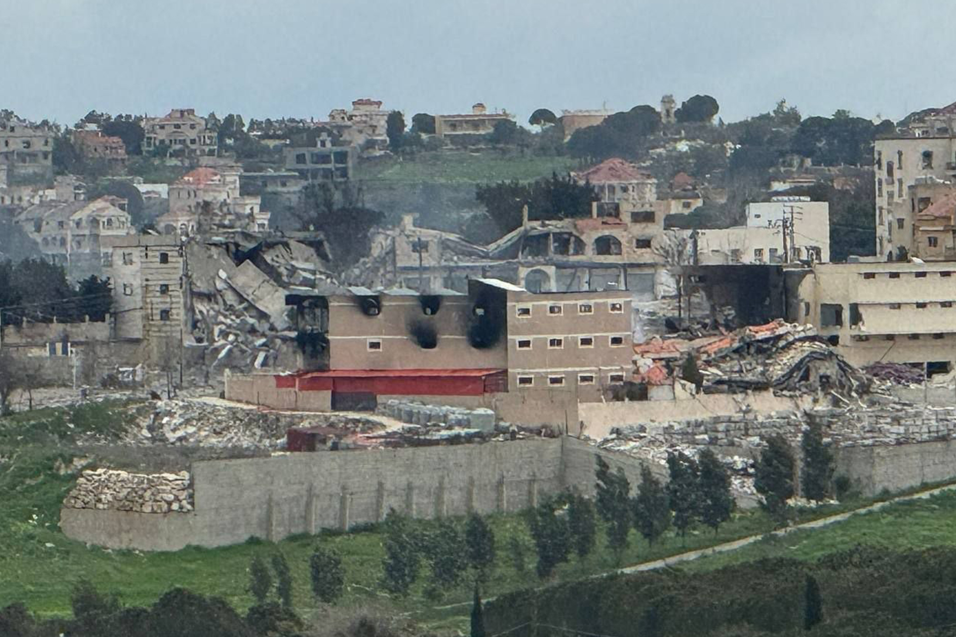 صور فضائية توثق محو أحياء كاملة في بنت جبيل والخيام بالجنوب اللبناني