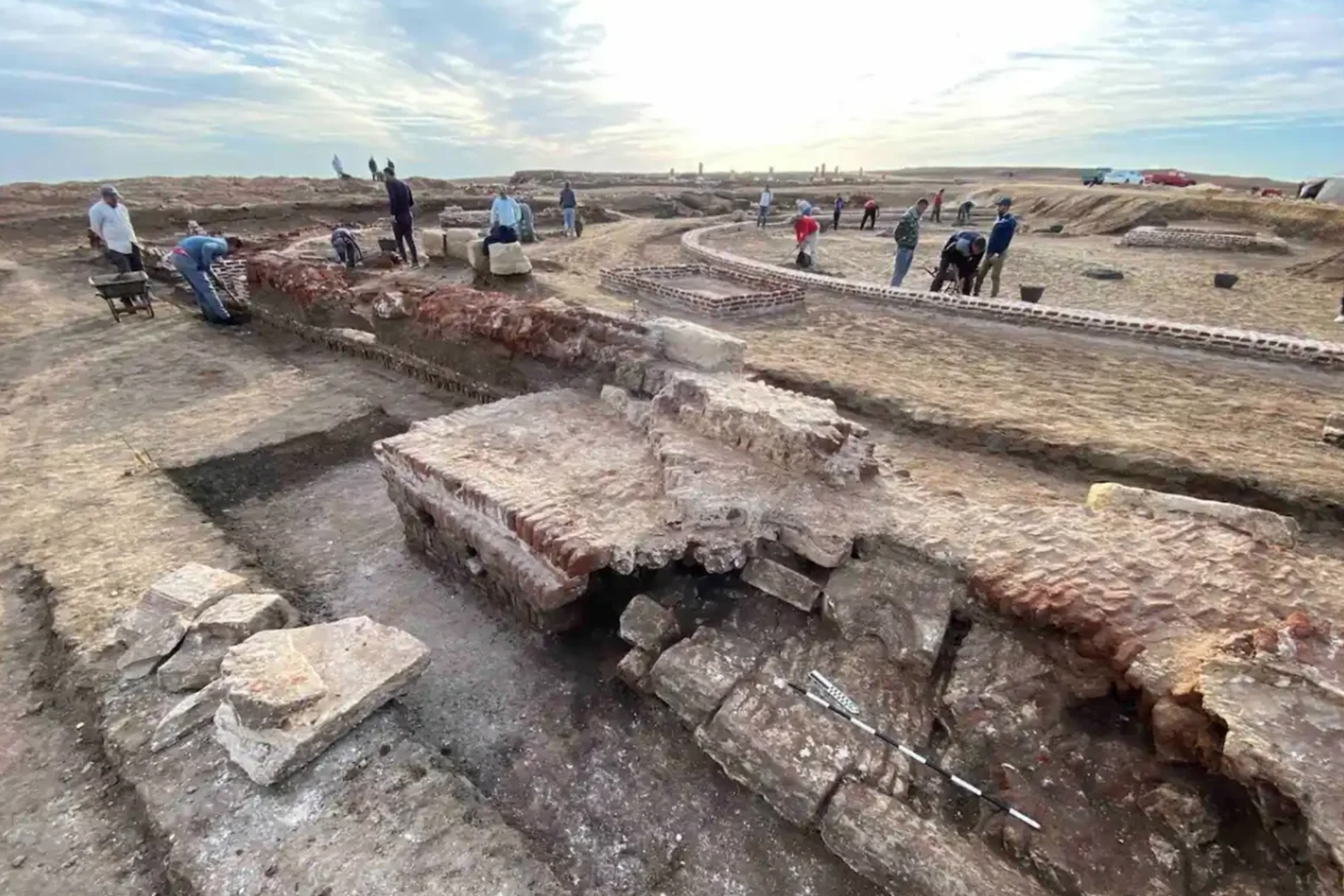 بلوزيوم الأثرية.. اكتشاف بقايا معبد يعود لأكثر من ألفي عام في "بوابة مصر الشرقية"