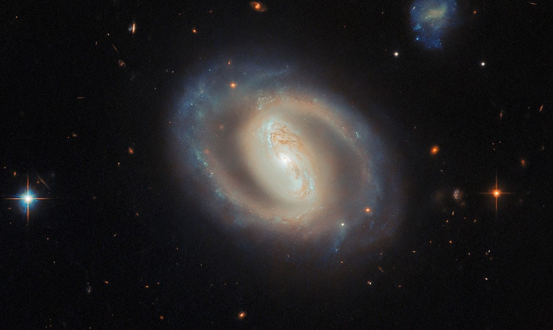 تلسكوب "هابل" يوثق مشهدا مذهلا لمجرة نشطة يتربع في قلبها ثقب أسود عملاق