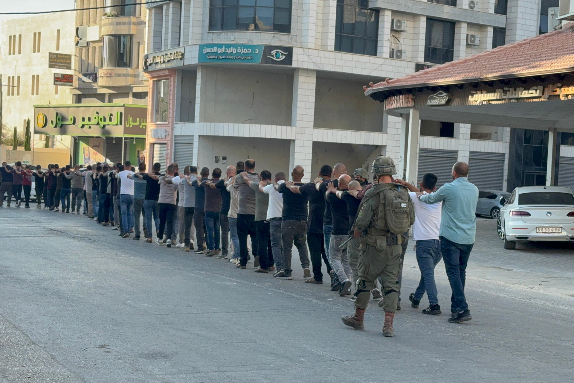 حشد ليوم الأسير.. الاحتلال يشن حملة اعتقالات بالضفة وينكل بعشرات العمال