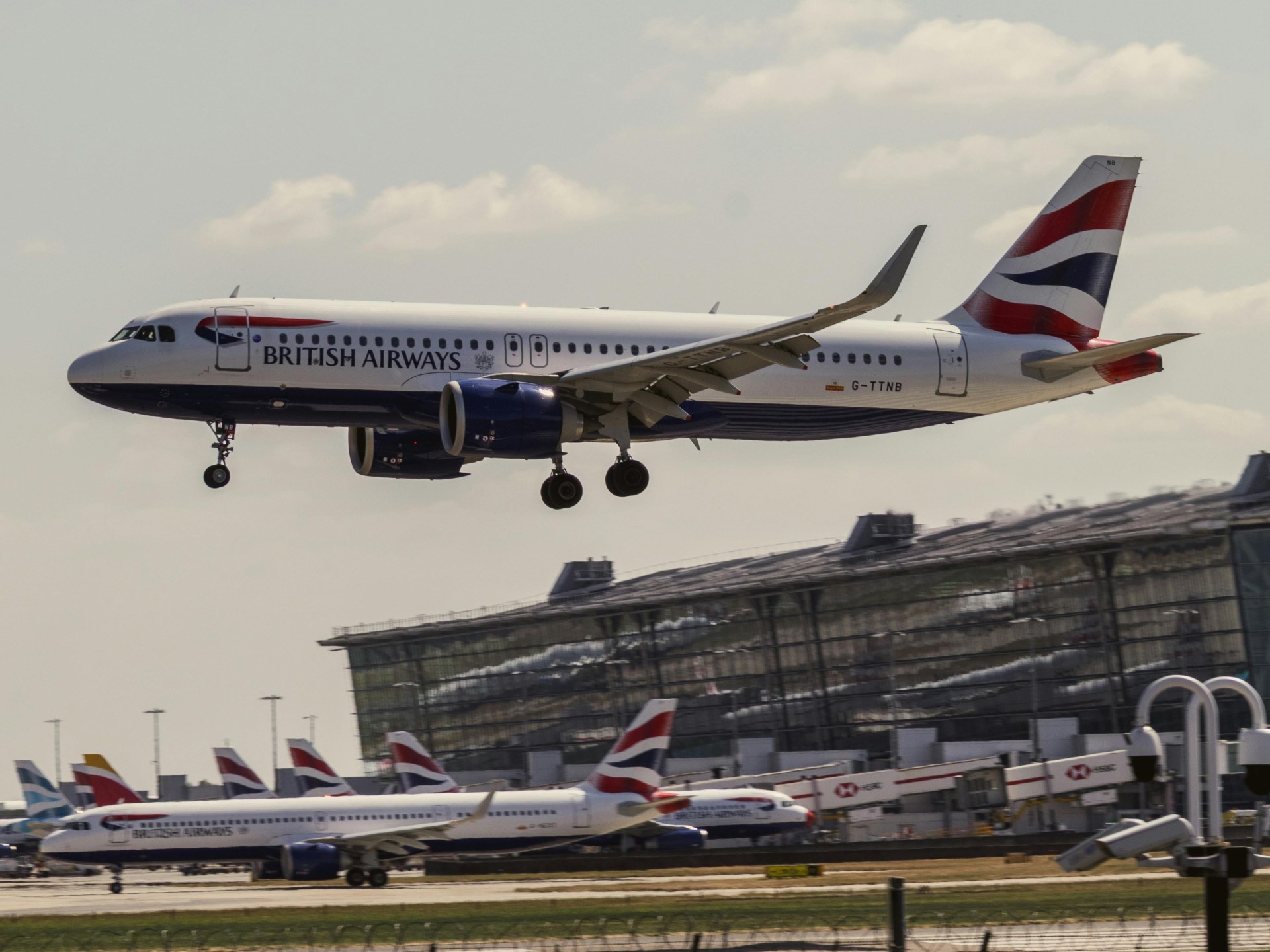 حرب إيران تعيد رسم خرائط الطيران.. هيثرو يستقبل 10% مزيدا من العابرين