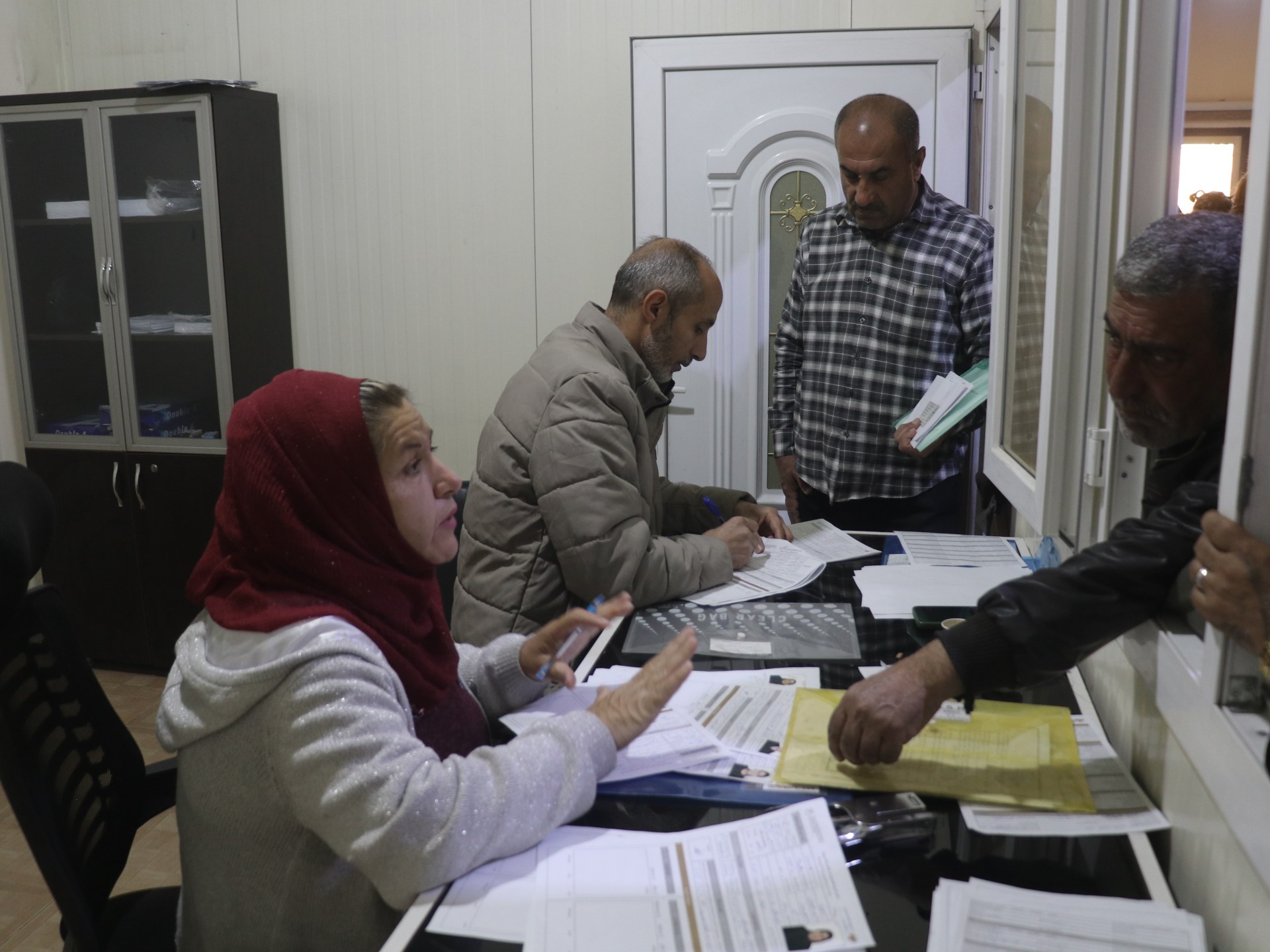 سوريون أكراد يتدفقون على مراكز التسجيل طلبا لجنسية حُرموا منها عقودا