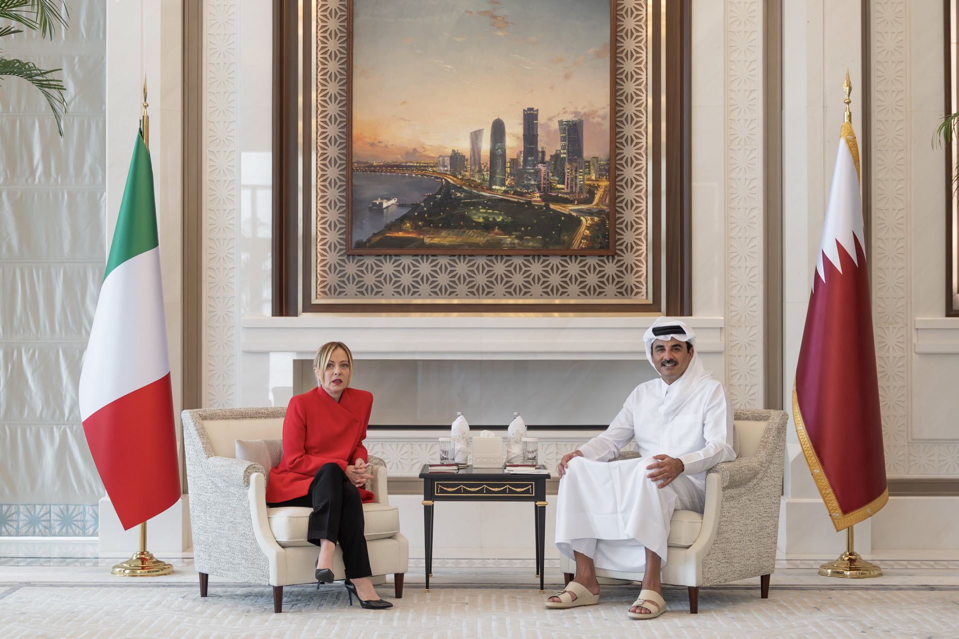 أمير قطر ورئيسة وزراء إيطاليا يستعرضان تطورات الأوضاع الإقليمية والدولية