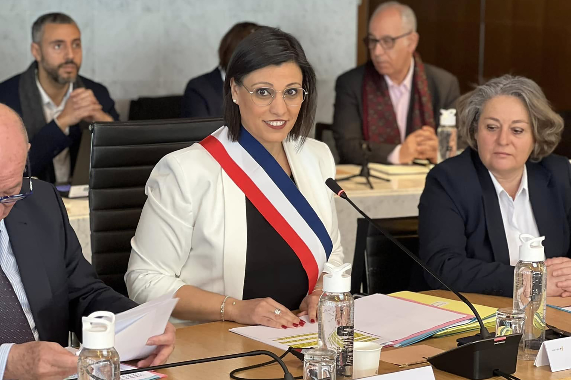 من أصول تونسية.. رئيسة بلدية أورلي الفرنسية تتعهد بمكافحة التمييز