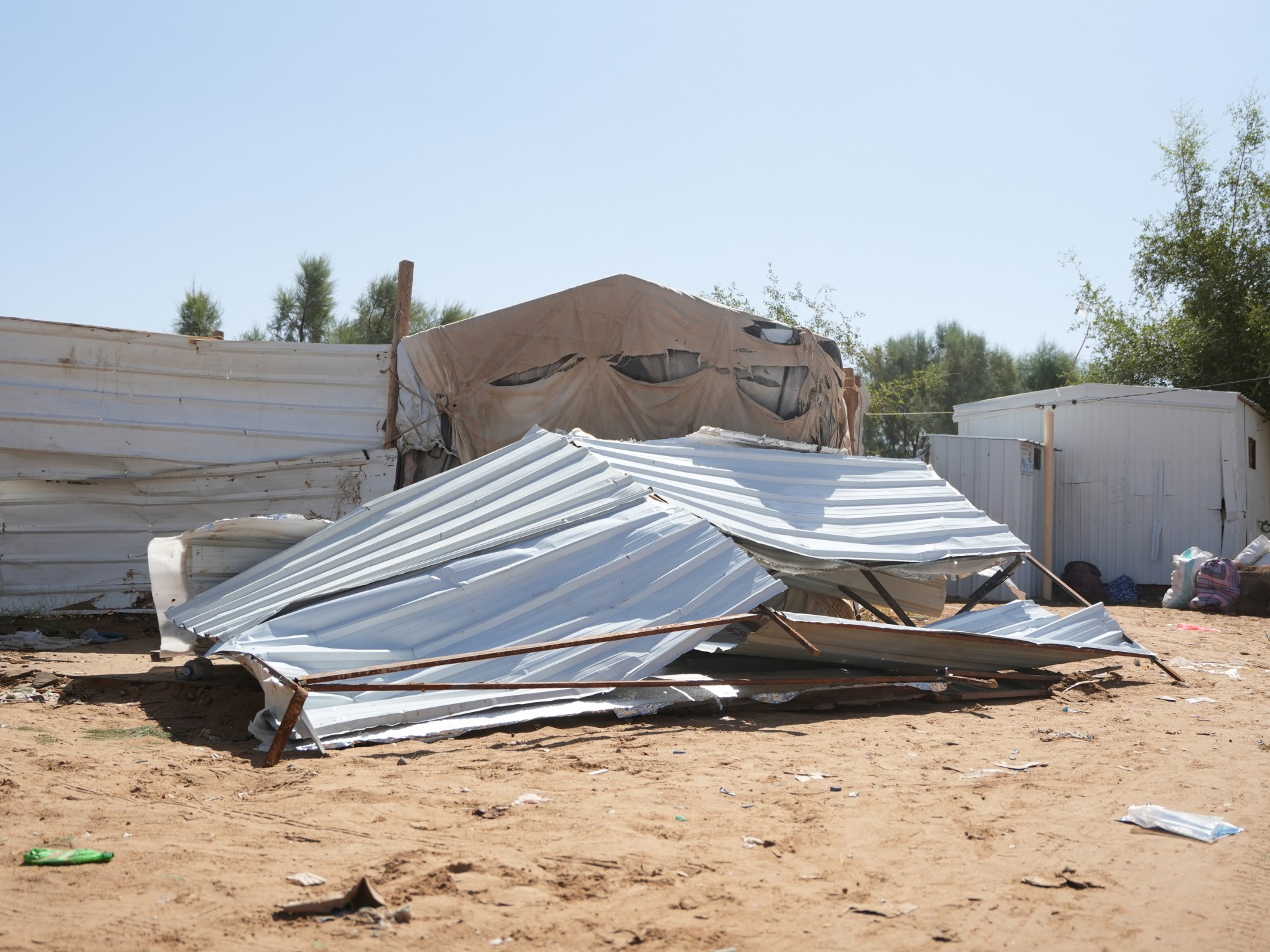 اقتلعت الخيم والعشش.. أمطار اليمن تهديد سنوي يلاحق النازحين