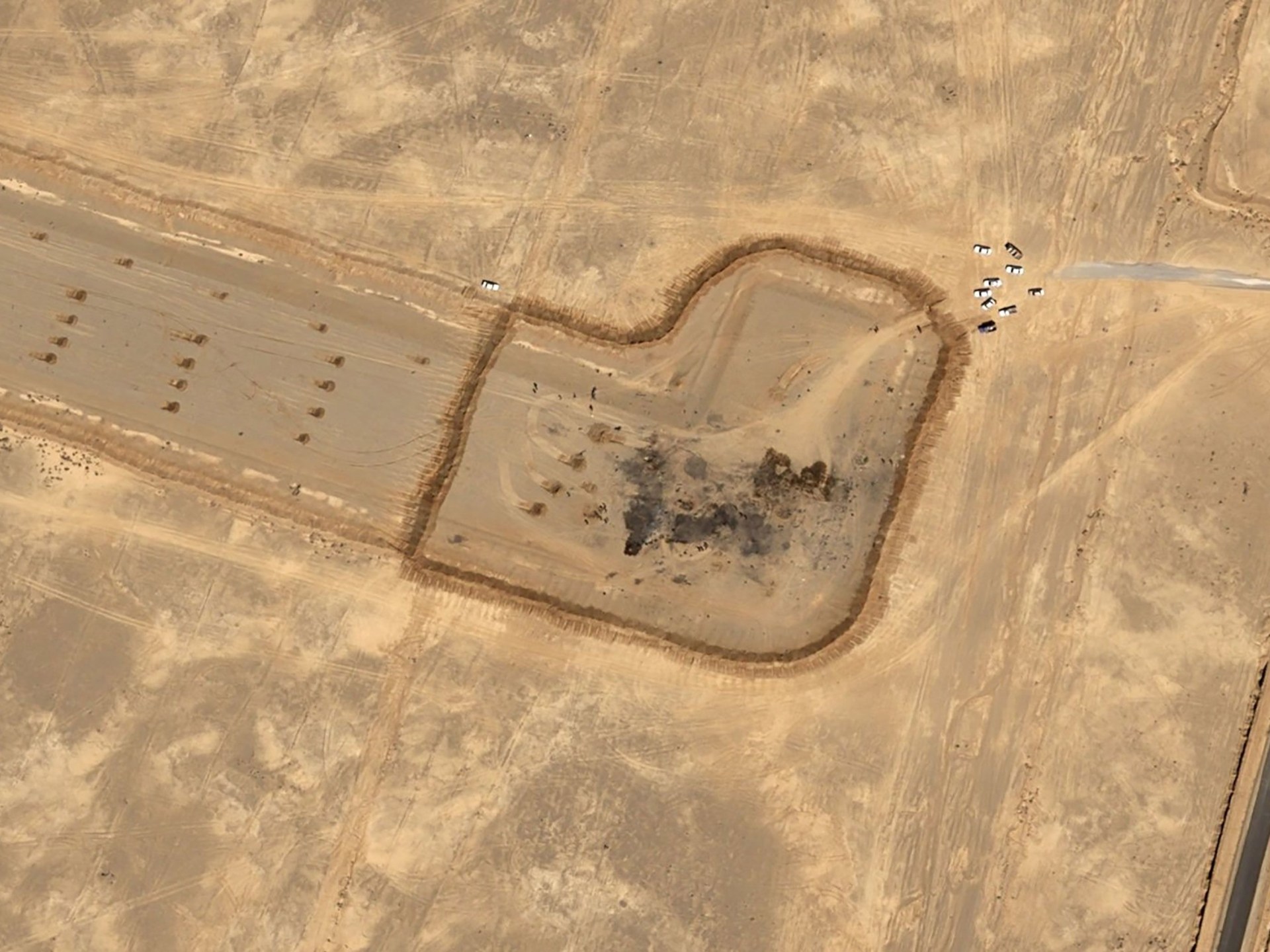 صور أقمار اصطناعية تكشف بقايا طائرات أمريكية بمدرج مهجور بإيران