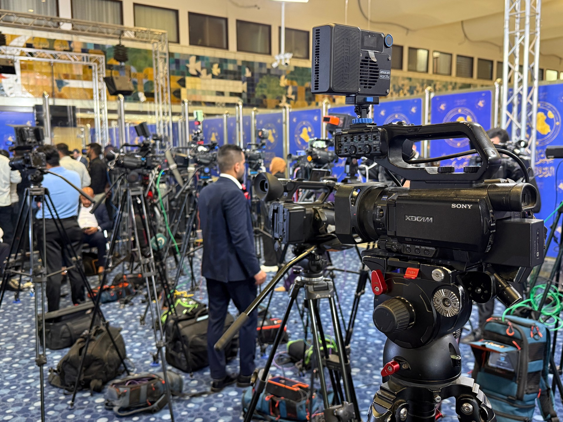 "تسكت بالقانون أو بالعشيرة".. صحفيون يكشفون مخاطر تناول الفساد والأمن بالعراق