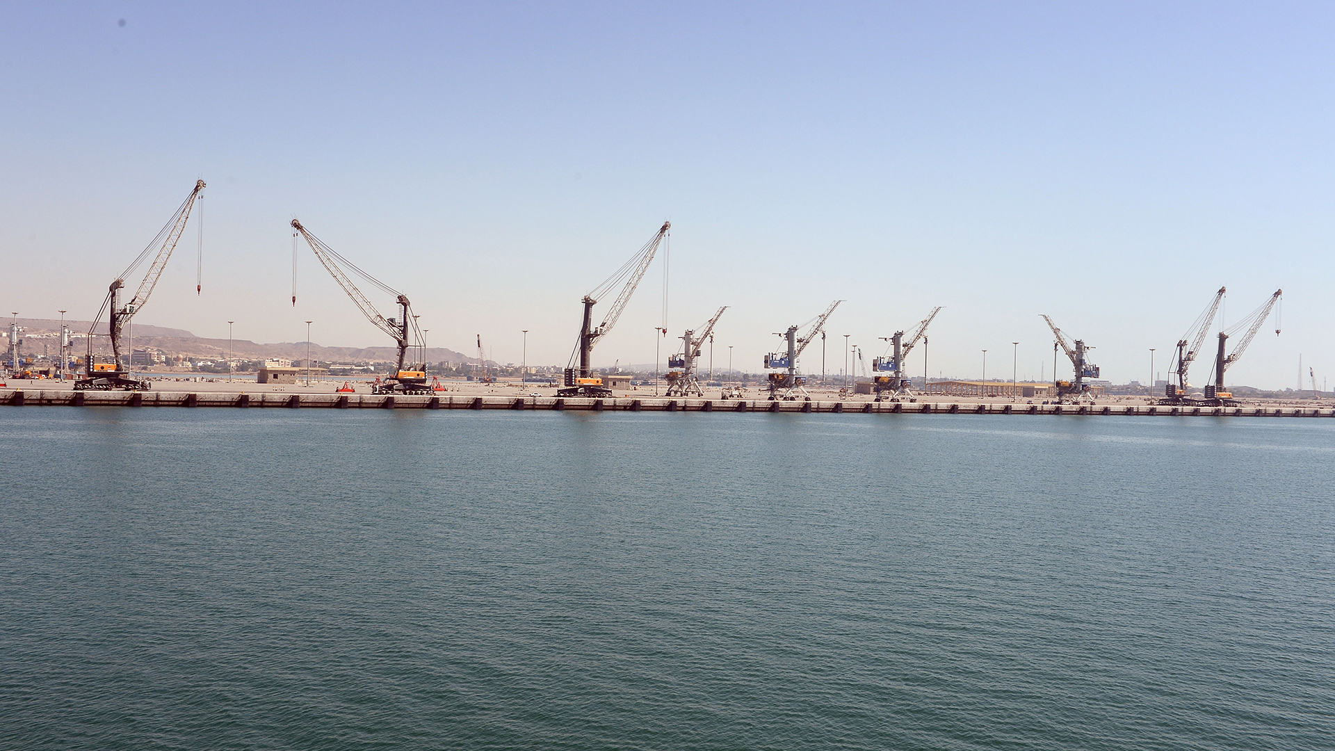 إيران: أعدنا توجيه مسارات توفير السلع الأساسية بعيدا عن موانئ الجنوب