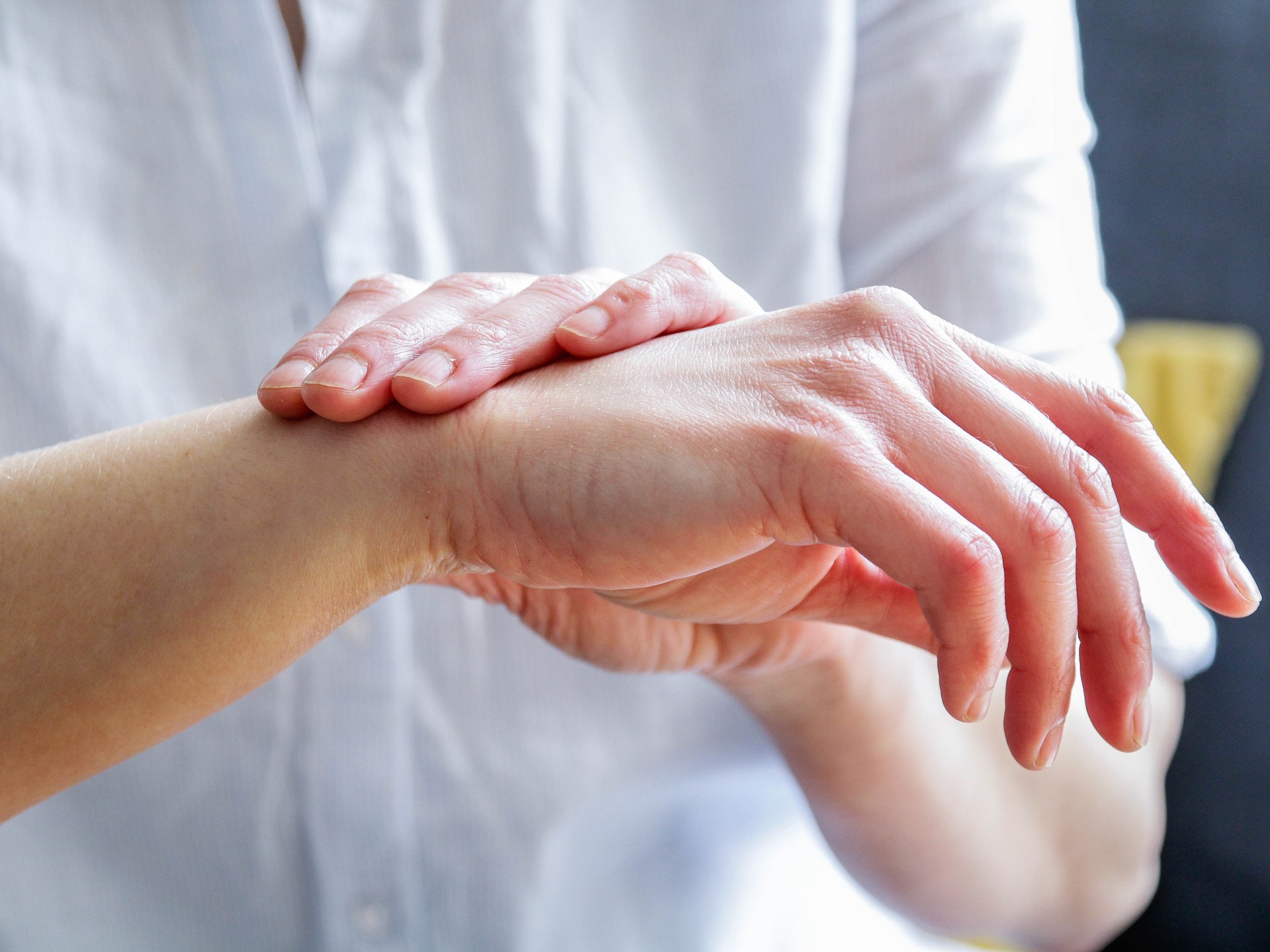 التوتر يشعل الإكزيما.. اكتشاف علمي يغير فهم المرض