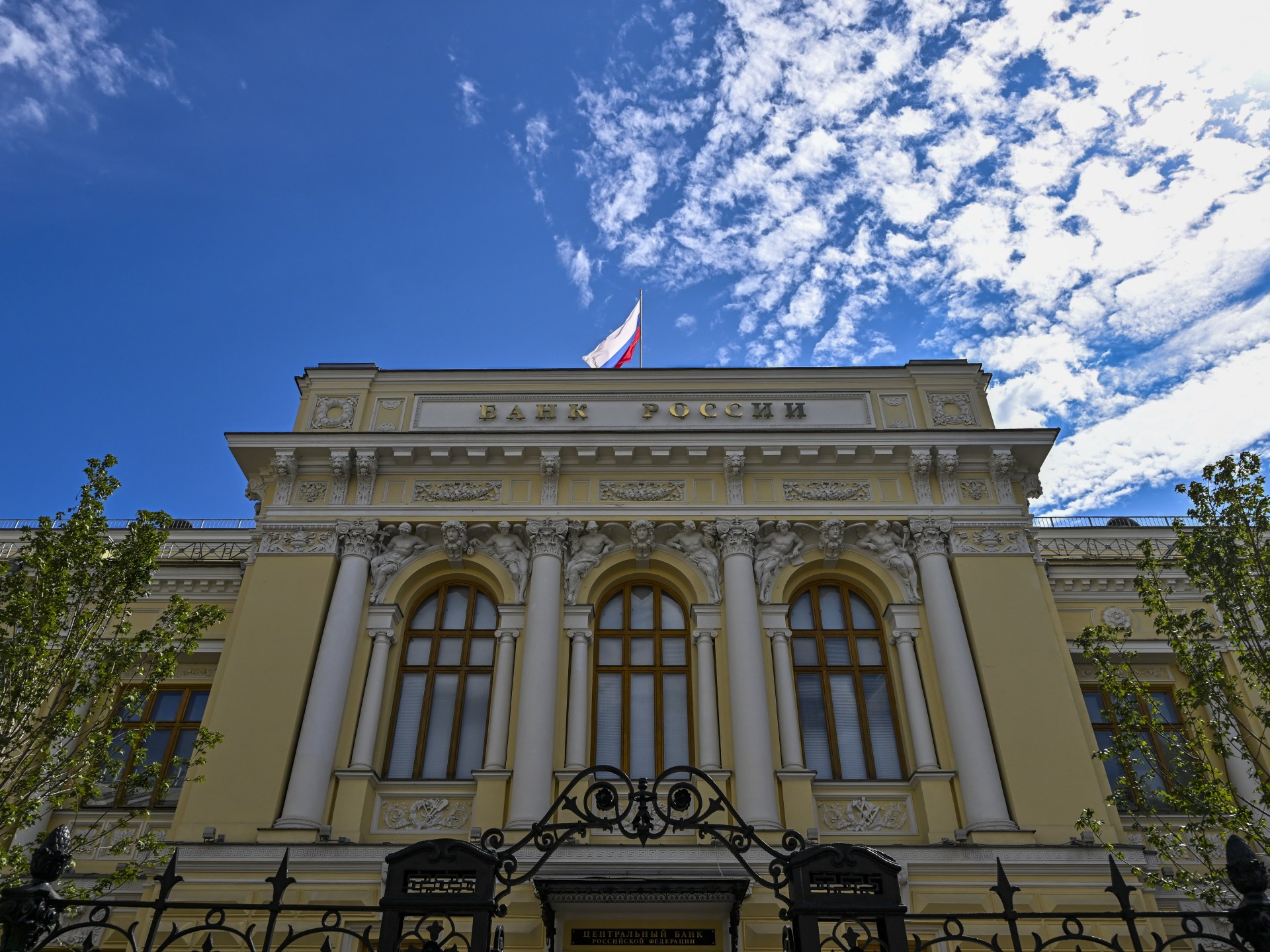 خبير اقتصادي: مليارات الدولارات تواصل الهروب من روسيا لهذه الأسباب