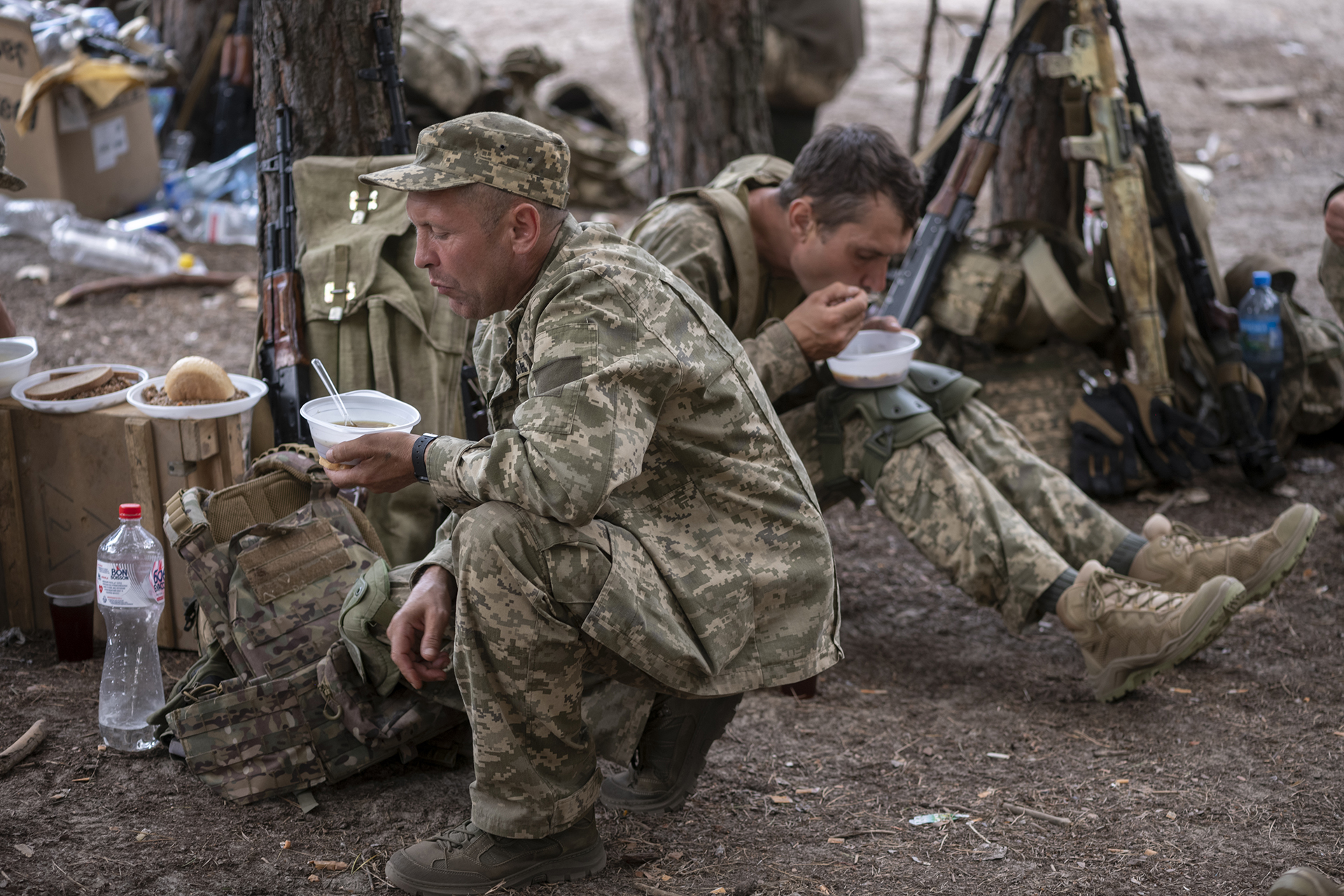 صور جنود جوعى تطيح بقائد وحدة عسكرية أوكرانية