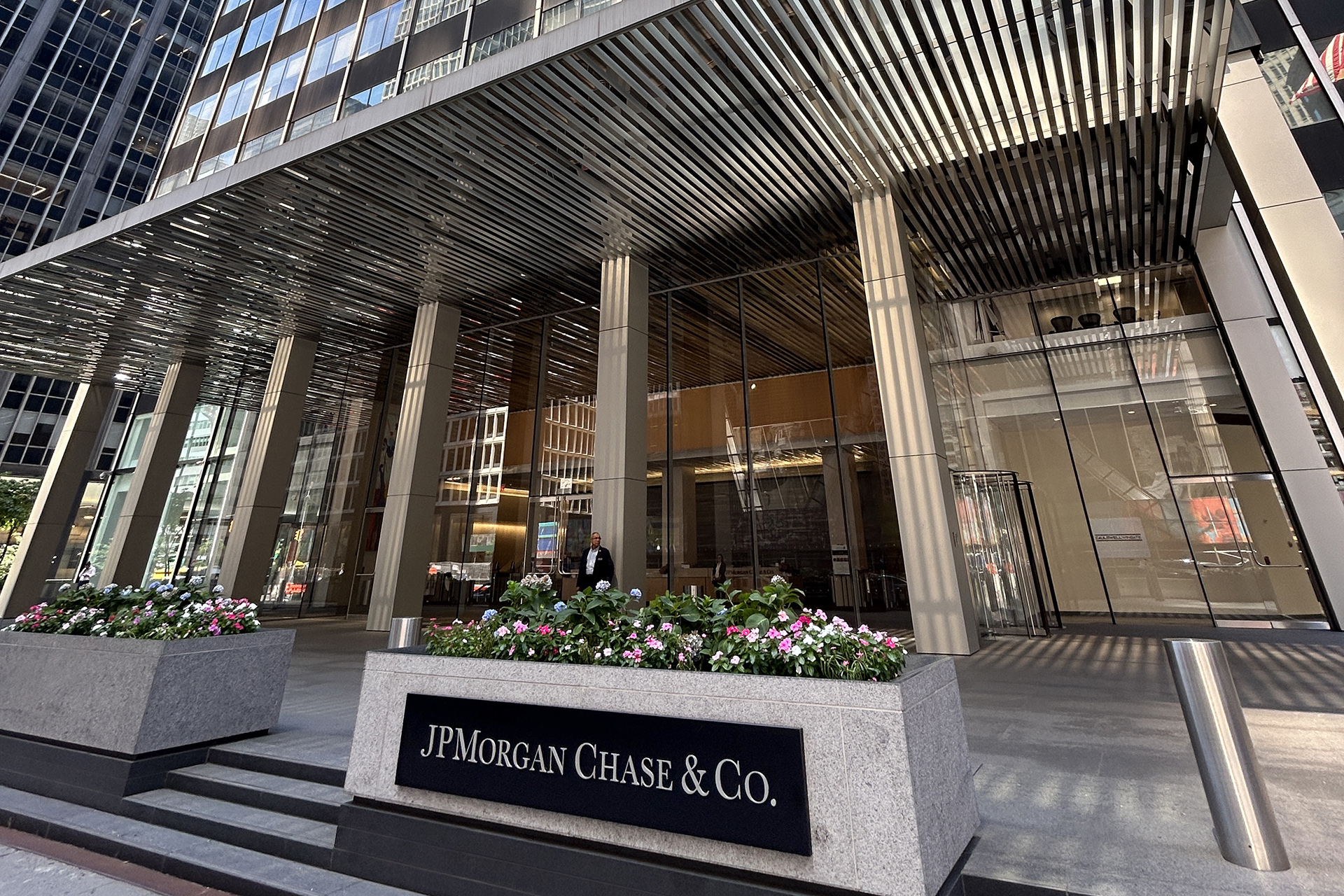 كيف أثرت حرب إيران على الشركات والبنوك الأمريكية؟