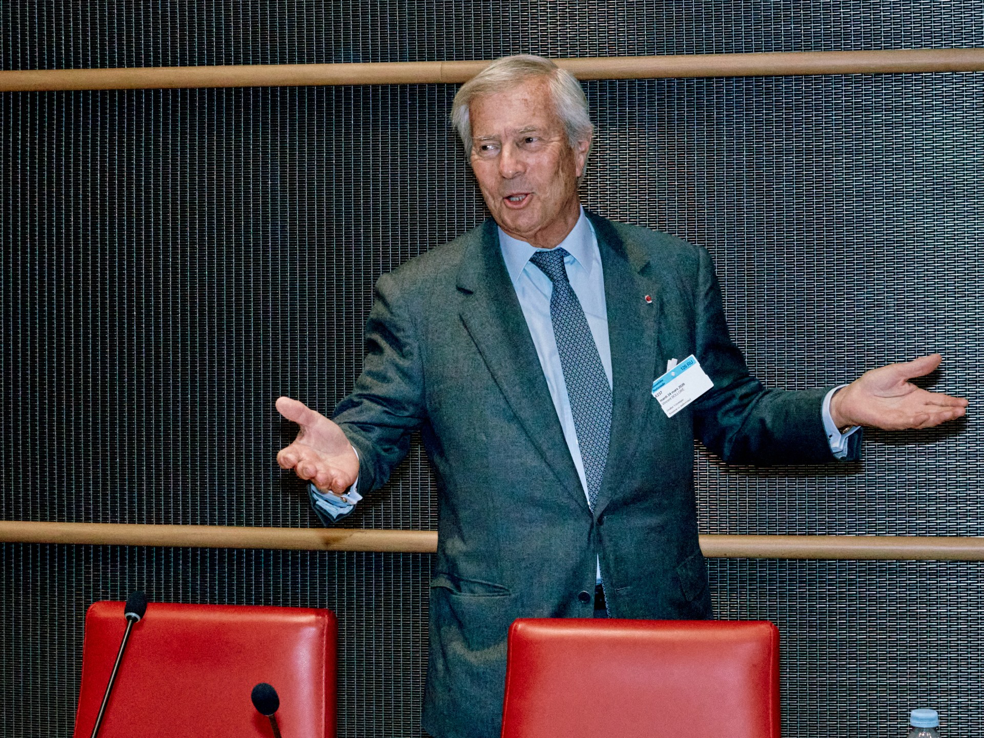 "سأجد غيركم".. الملياردير الفرنسي المحافظ يهدد كتاب دار النشر المقاطعين له