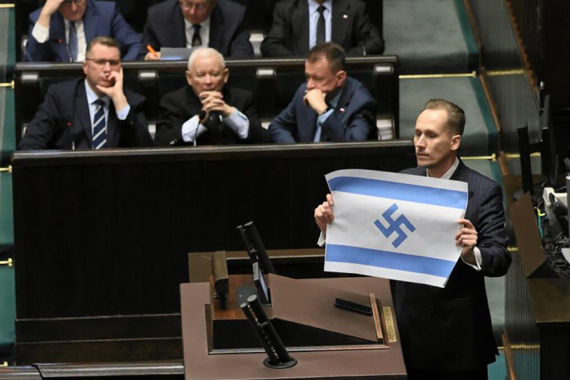 نائب بولندي يفجر جدلا برفع علم إسرائيل بشعار "النازية" داخل البرلمان